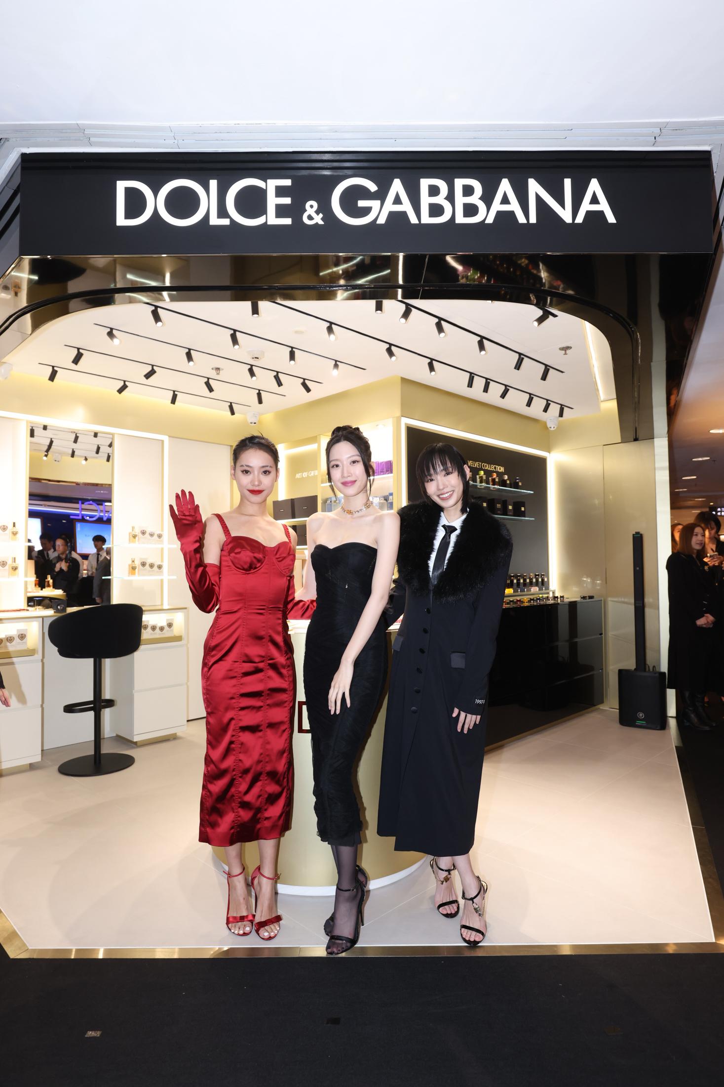 文佳煐穿tube dress登場,同場還有陳凱詠和李靖筠。