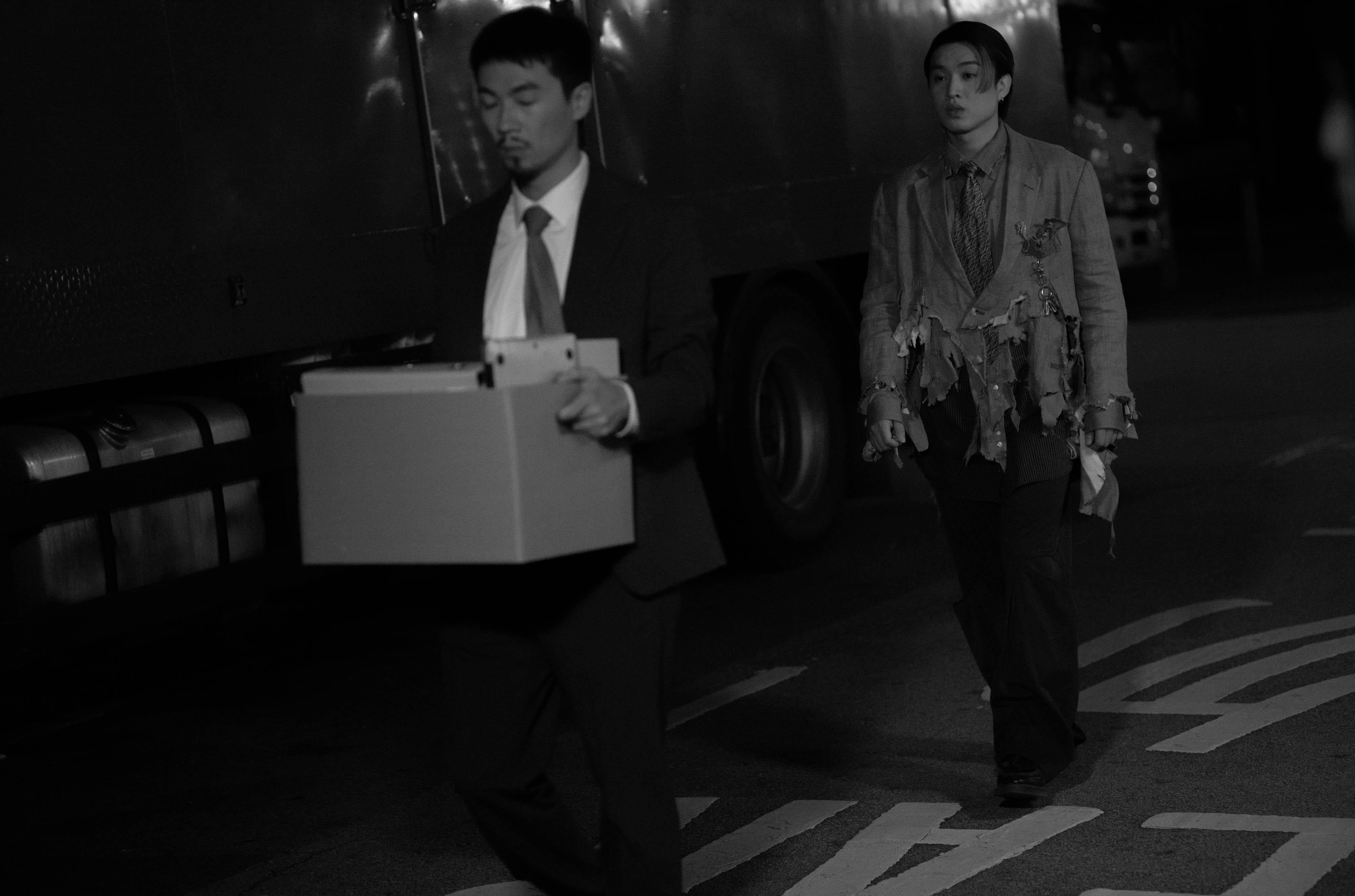 Jer柳應廷於《大海少年》MV化身天使拯救由林子傑扮演的失業輕生男主角。