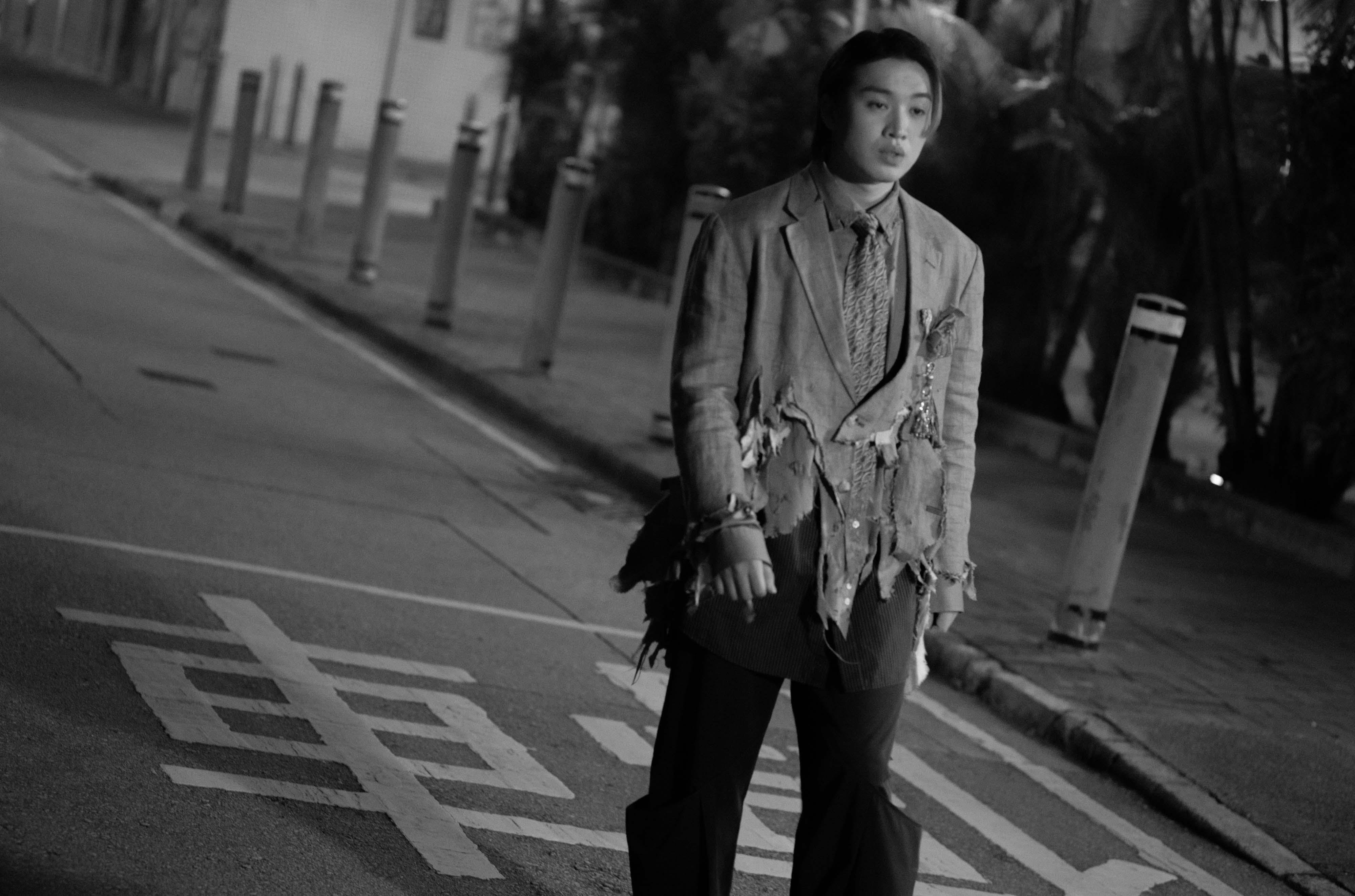 Jer柳應廷於《大海少年》MV化身天使拯救由林子傑扮演的失業輕生男主角。