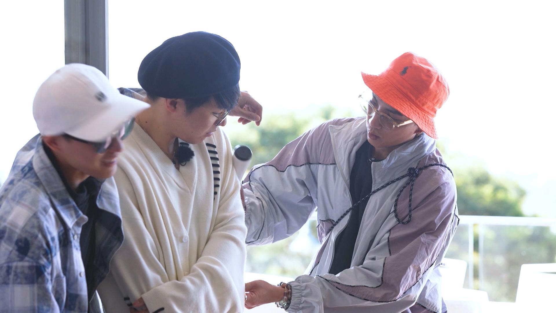 Lokman示範除塵轆如何能夠代表MIRROR,場面爆笑。