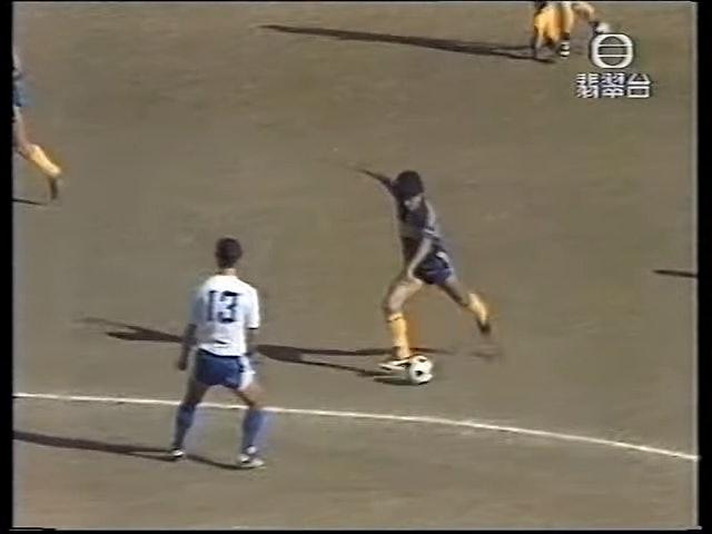 1982年 馬勒當拿VS香港球王胡國雄,馬勒當拿的小保加以2︰0勝精工(Youtube截圖)