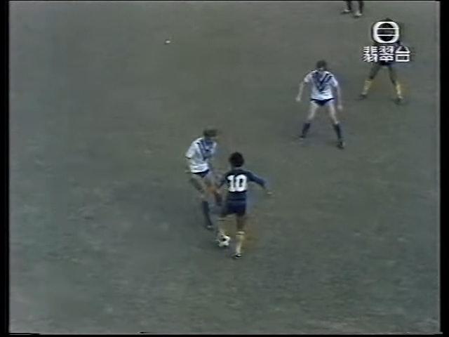 1982年 馬勒當拿VS香港球王胡國雄,馬勒當拿的小保加以2︰0勝精工(Youtube截圖)