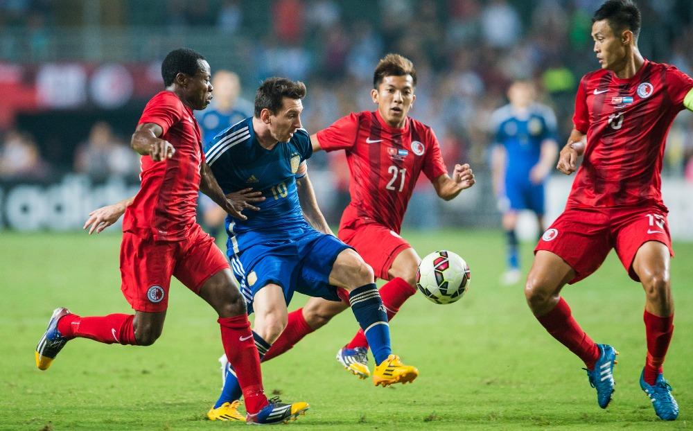 2014年美斯以後備身份入替踢了30分鐘,每次觸球都惹來香港大球場全場關注。(圖片來源:Getty)