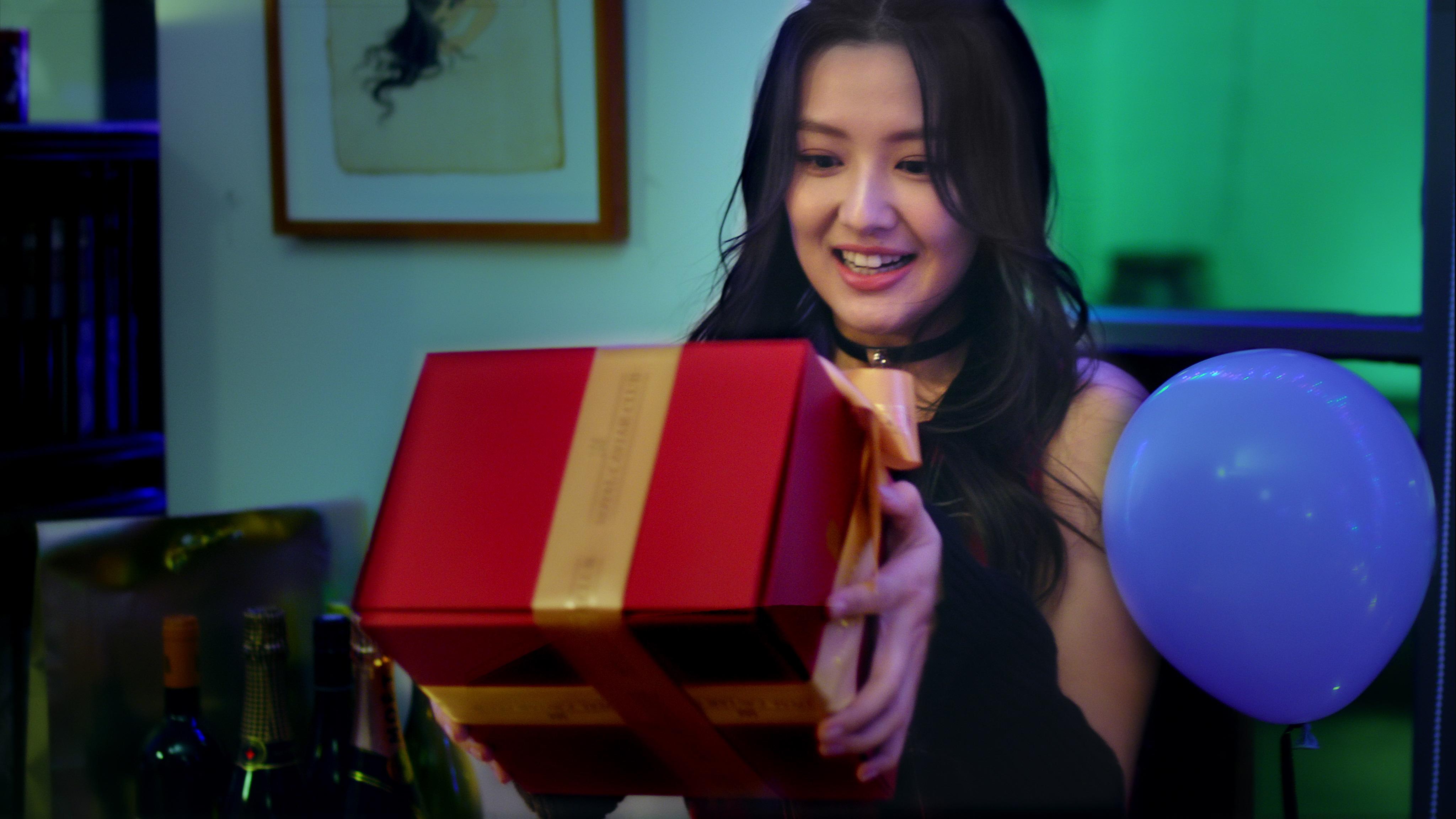 Mandy參演《聖誕 Present Tense!》MV。