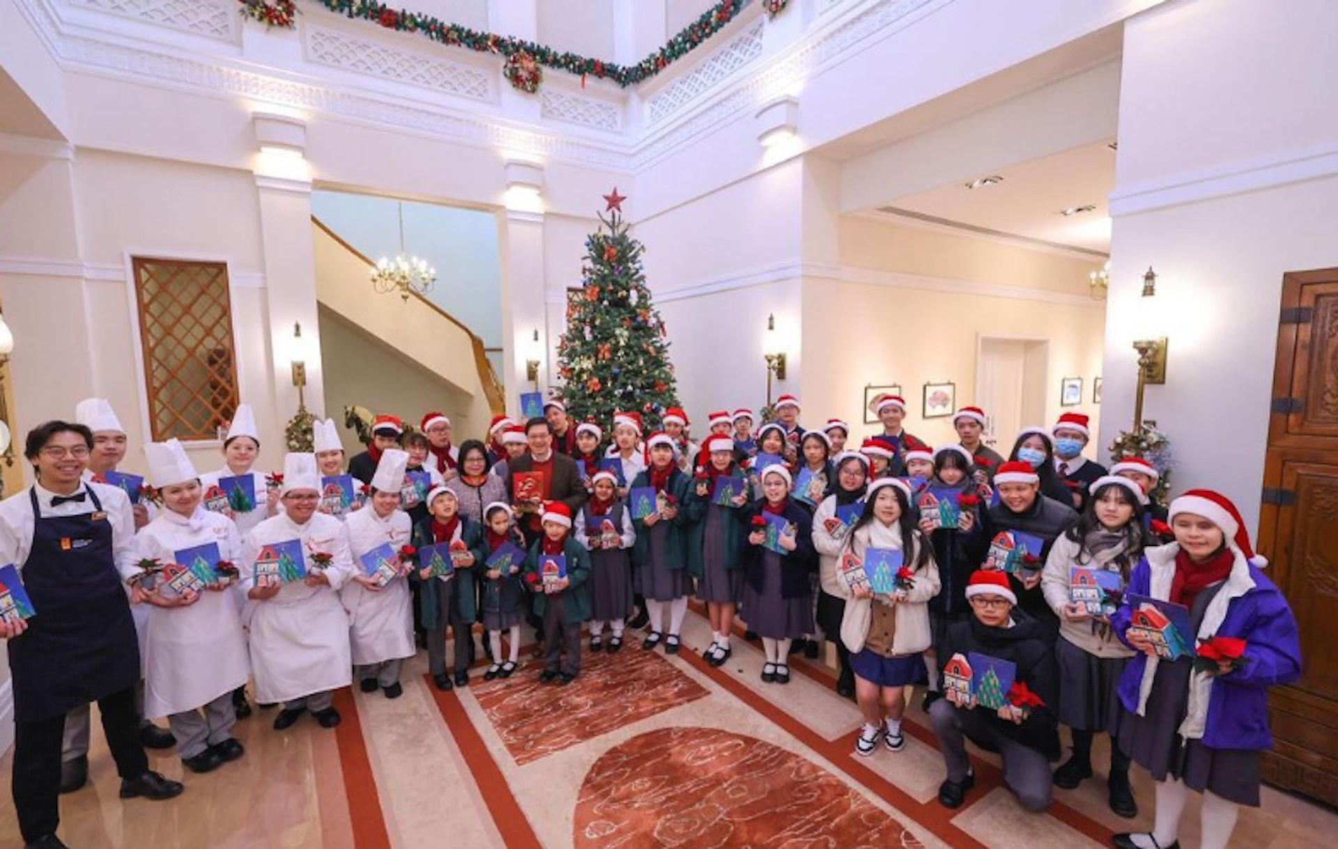 李家超和太太林麗嬋邀請了心光盲人院暨學校的青少年、「共創明 Teen」和正在職業訓練局酒店及旅遊學院、中華廚藝學院及國際廚藝學院就讀的學生和畢業生,到禮賓府分享喜悅和溫暖,推動建立關愛共融的聖誕氣氛。(李家超社交平台)