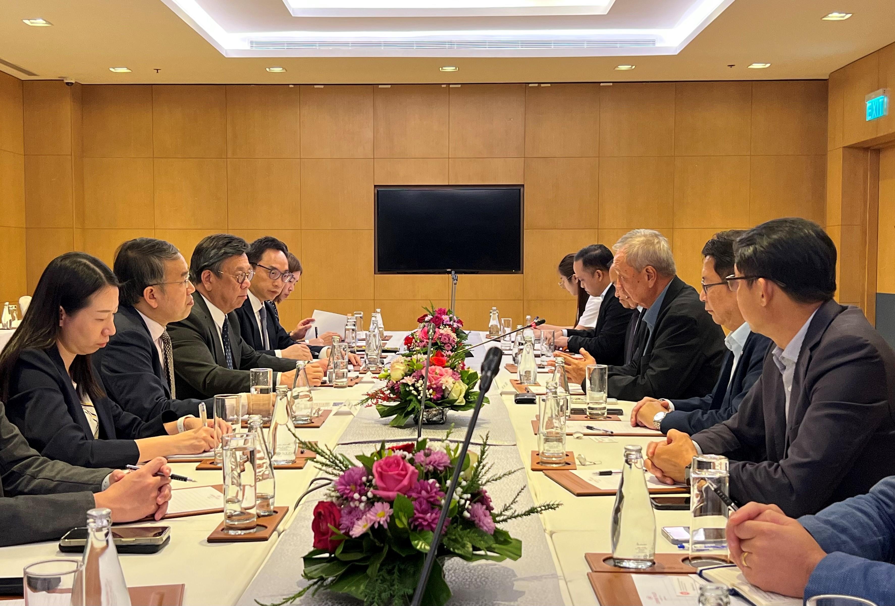 財經事務及庫務局局長許正宇(左二)和商務及經濟發展局局長丘應樺(左三)今日(十二月十一日)在老撾萬象與老撾國家工商會代表會面,以進一步了解老撾的營商環境,並探討商業合作機遇。