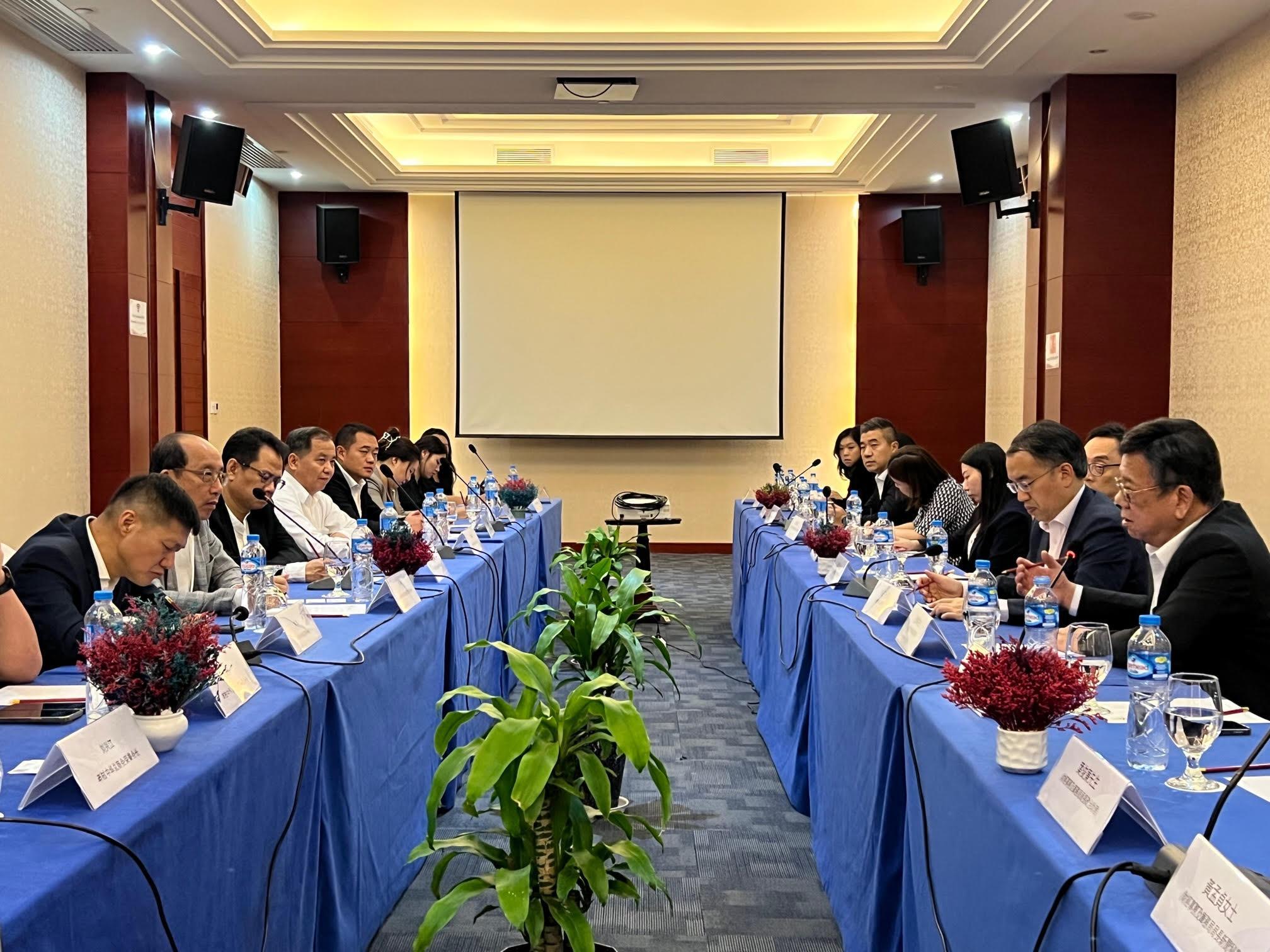 財經事務及庫務局局長許正宇(右二)和商務及經濟發展局局長丘應樺(右一)今日(十二月十一日)在老撾萬象與老撾中華總商會代表會面,以進一步了解老撾的營商環境,並探討商業合作機遇。