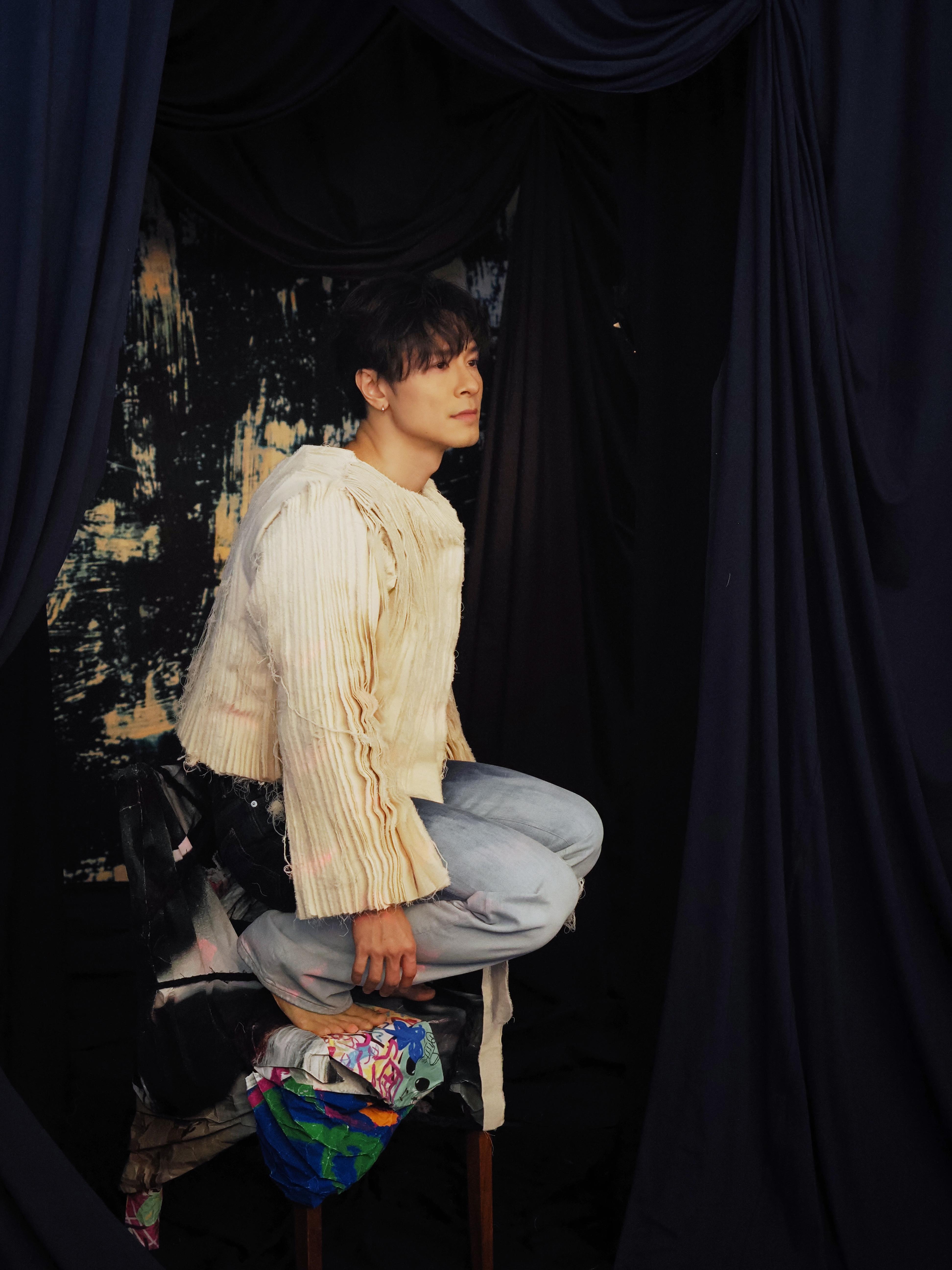 安仔身上的造型貫徹概念,花了逾百片布親手縫製15磅重戰衣。