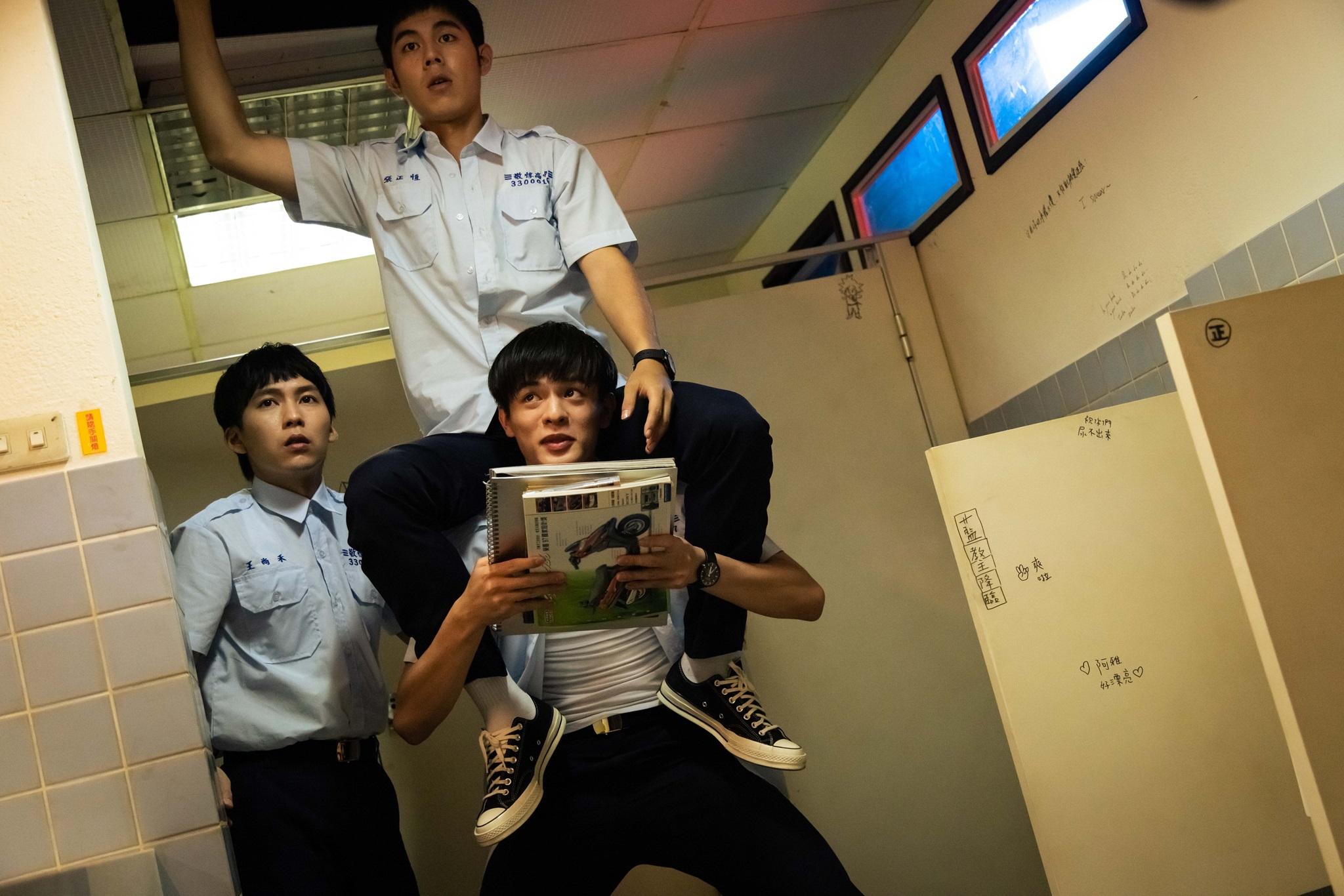 《成功補習班》紀錄了3位17歲男生的成長故事。