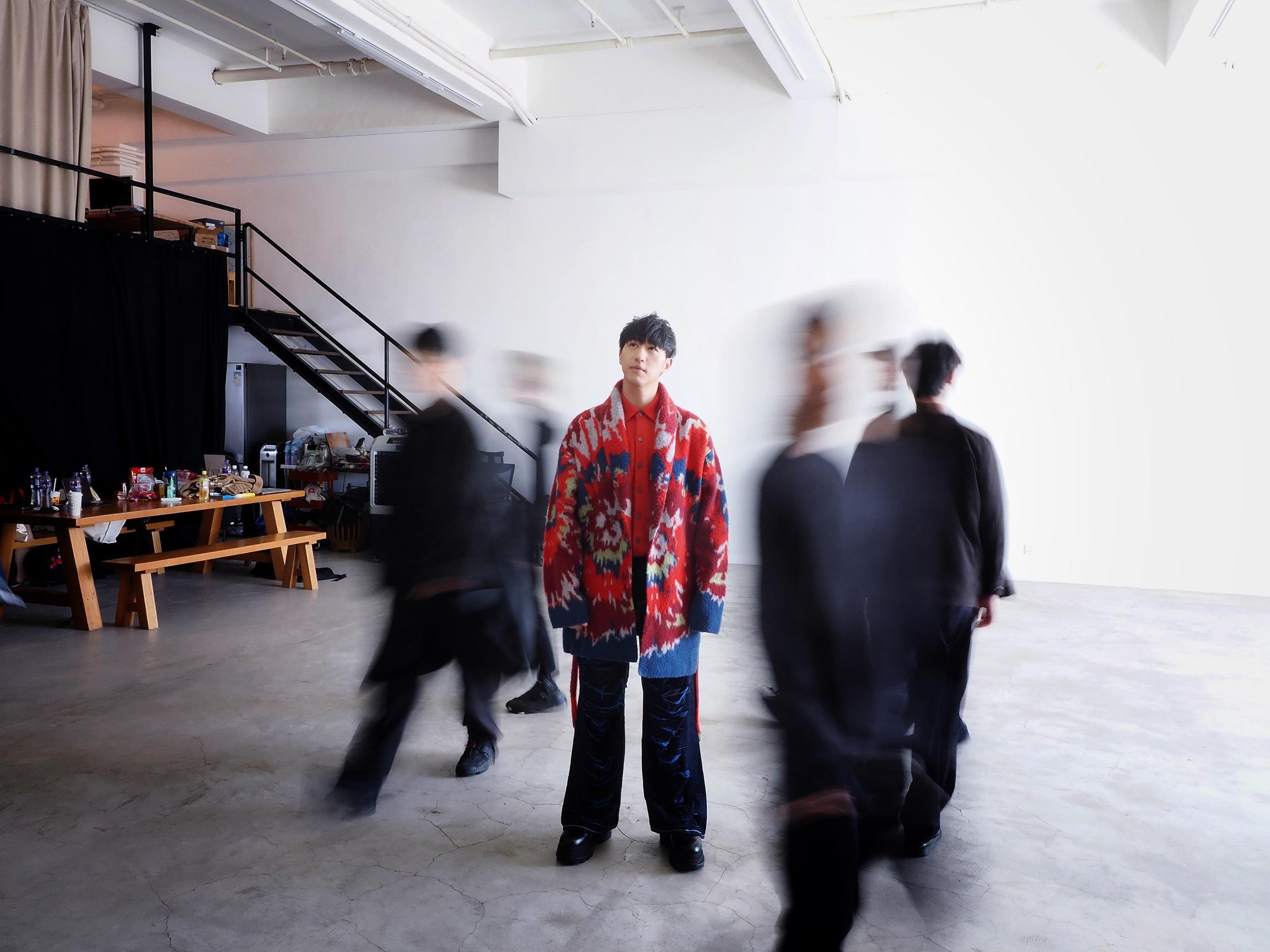 馮允謙以時鐘概念拍攝新碟封面及相集。