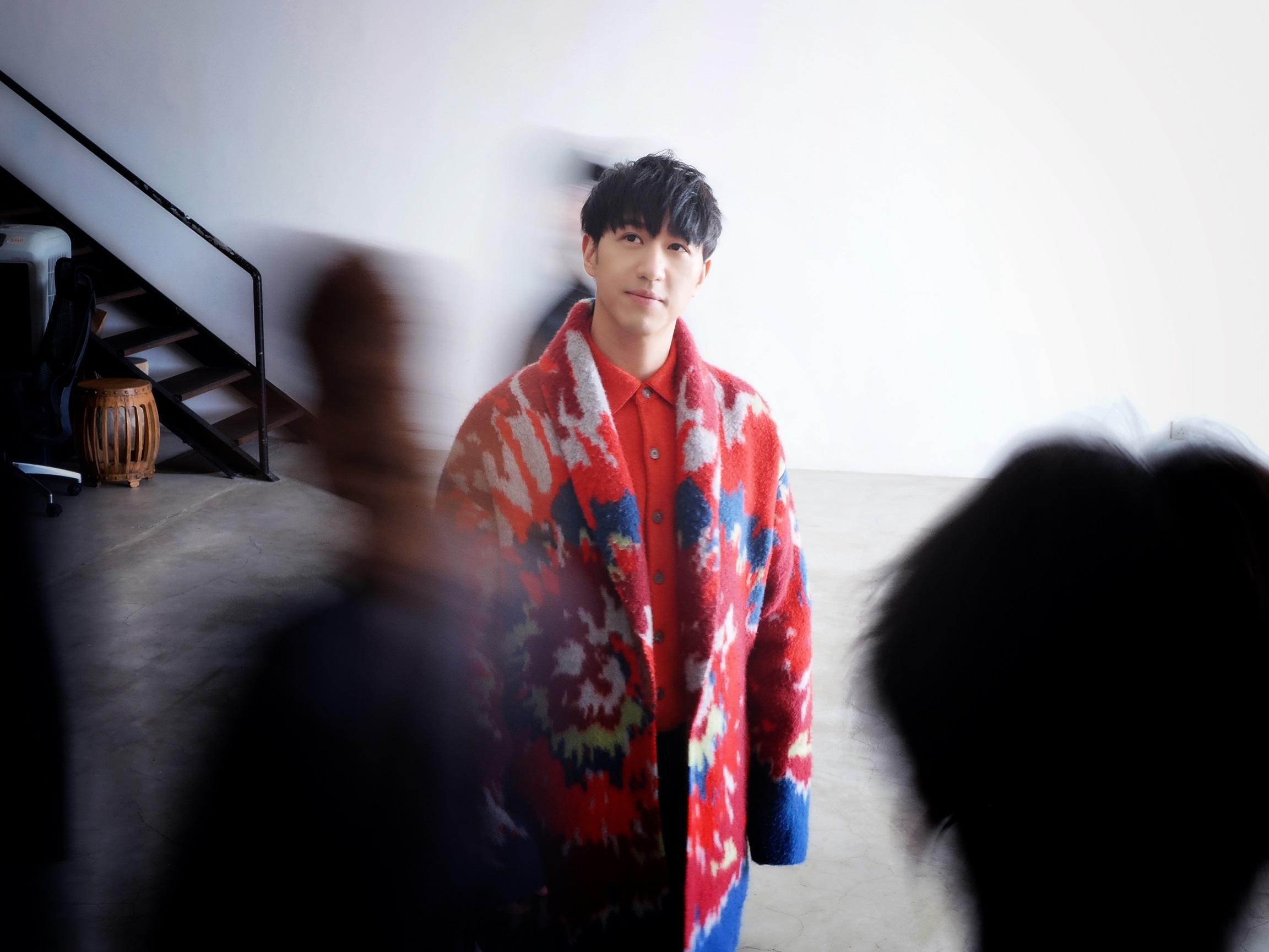 馮允謙以時鐘概念拍攝新碟封面及相集。