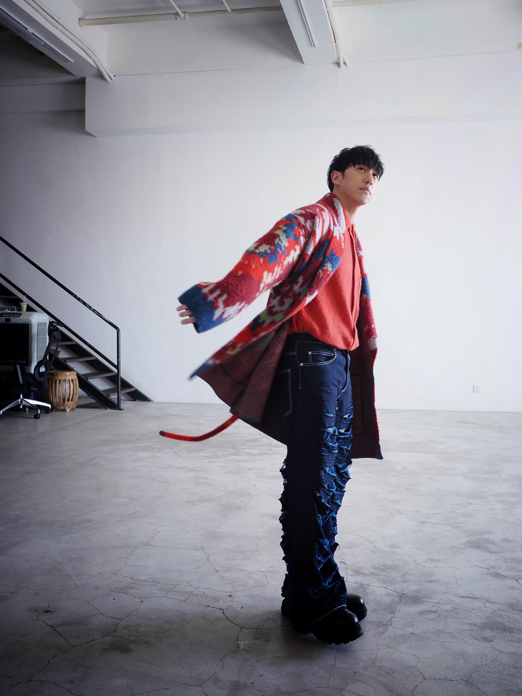 馮允謙以不同造型為新碟《IN GOOD TIME》拍攝封面及相集。