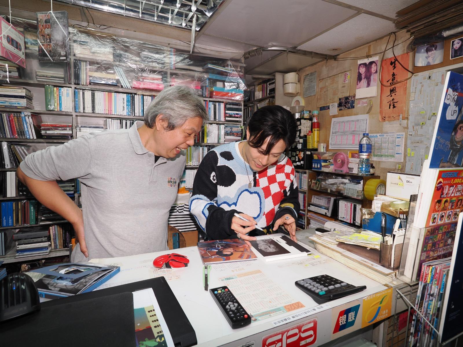 陳健安昨日落旺角買碟攞頭彩。