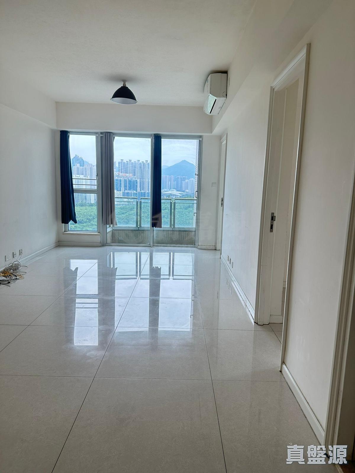 單位裝修企理,大廳外接露台,景觀翠綠開揚。(代理提供)