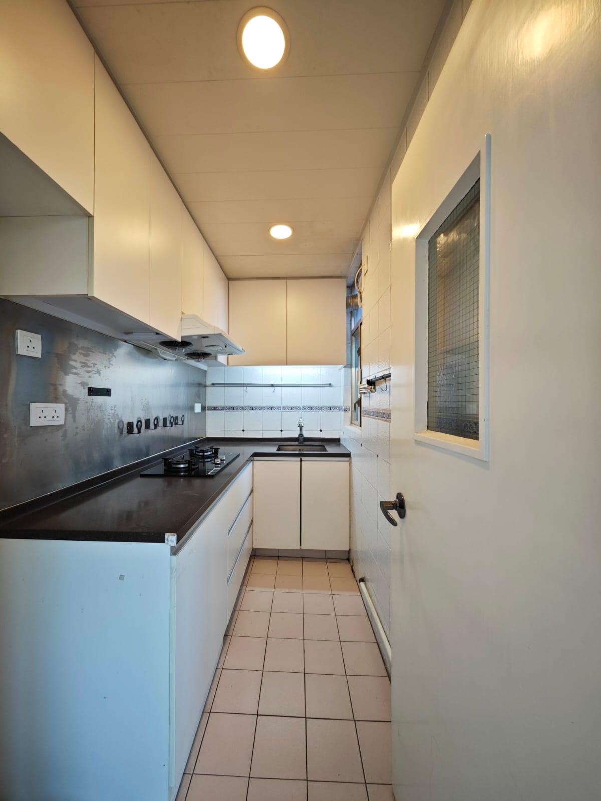 長方形廚房配套算新淨。(代理提供)