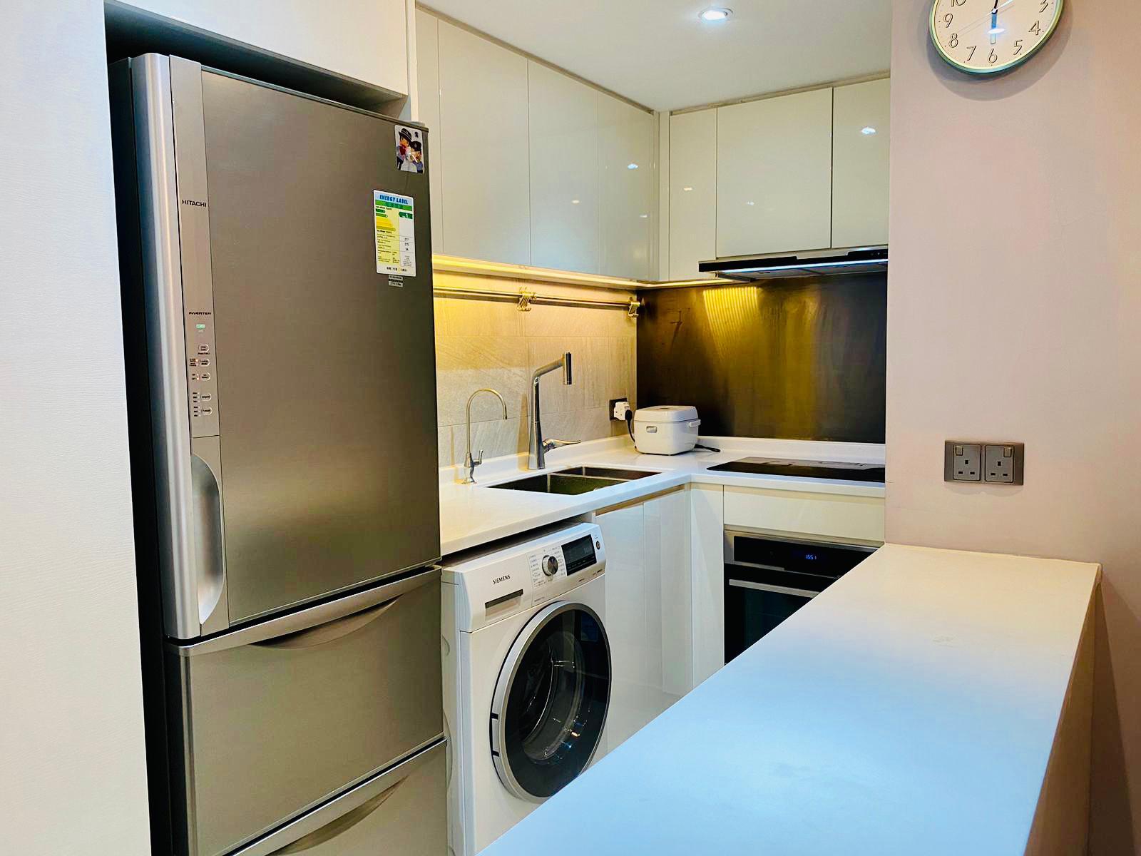 廚房採開放式設計,配套相當簇新。(代理提供)