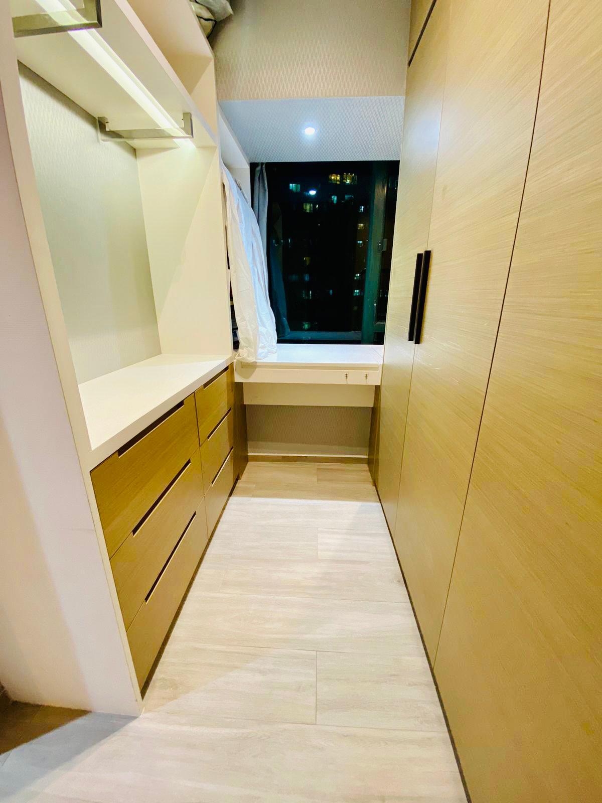 其中一間睡房改作衣帽間,設有一系列訂製組成櫃,十分實用。(代理提供)