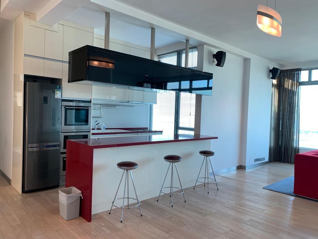 開放式廚房設計簡約時尚,配套新淨齊全,並設有中島櫃,美觀又實用。(代理提供)