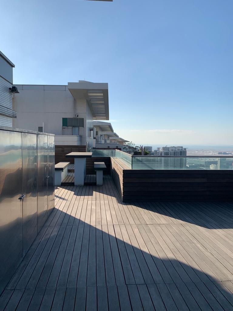 天台面積約有959方呎,可經單位的內置樓梯直達,上落方便。(代理提供)