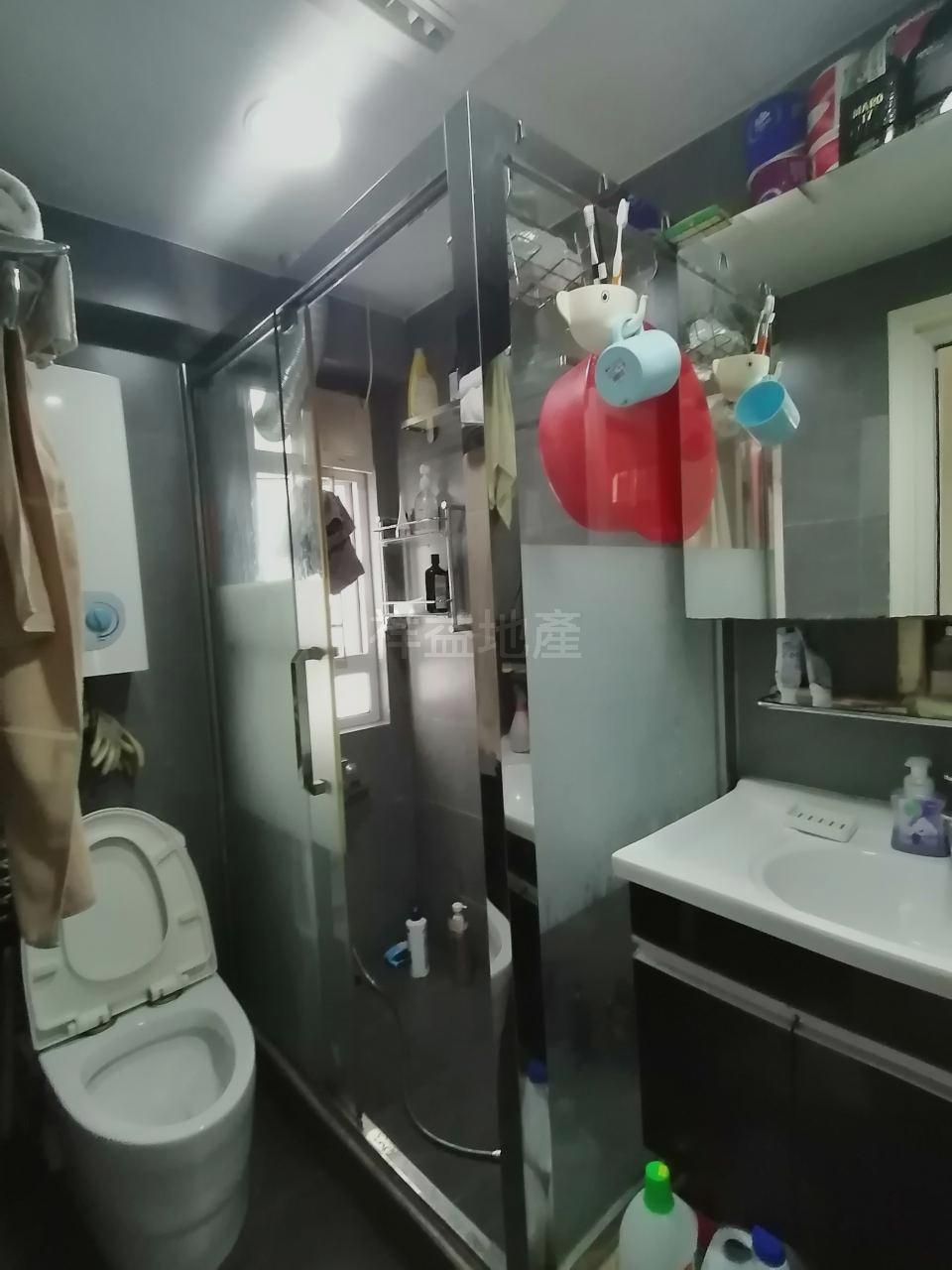 浴室為明廁及企缸設計。(代理提供)