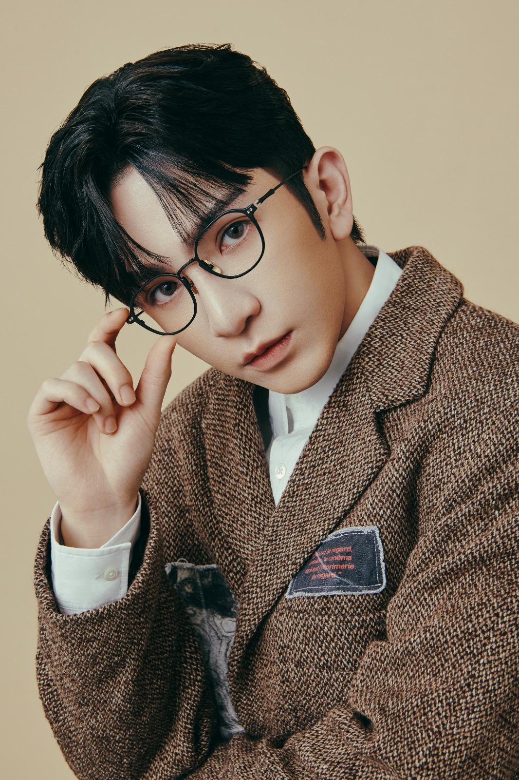 Anson Lo示範褐色大褸,盡顯「總裁」的時尚貴氣。