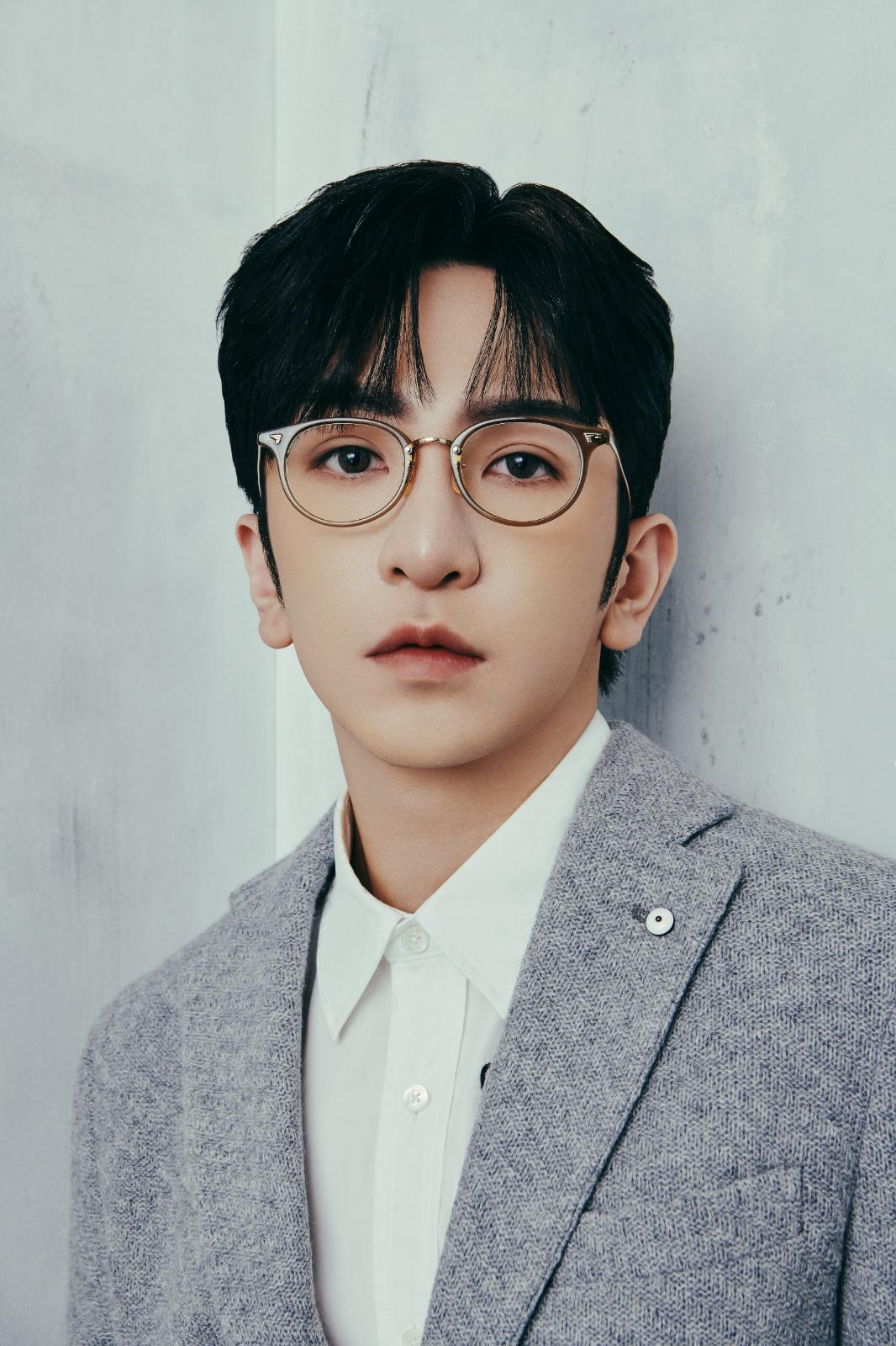 Anson Lo亦大讚眼鏡框造功細緻。