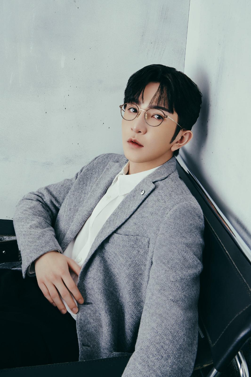 Anson Lo大讚眼鏡框造功細緻。