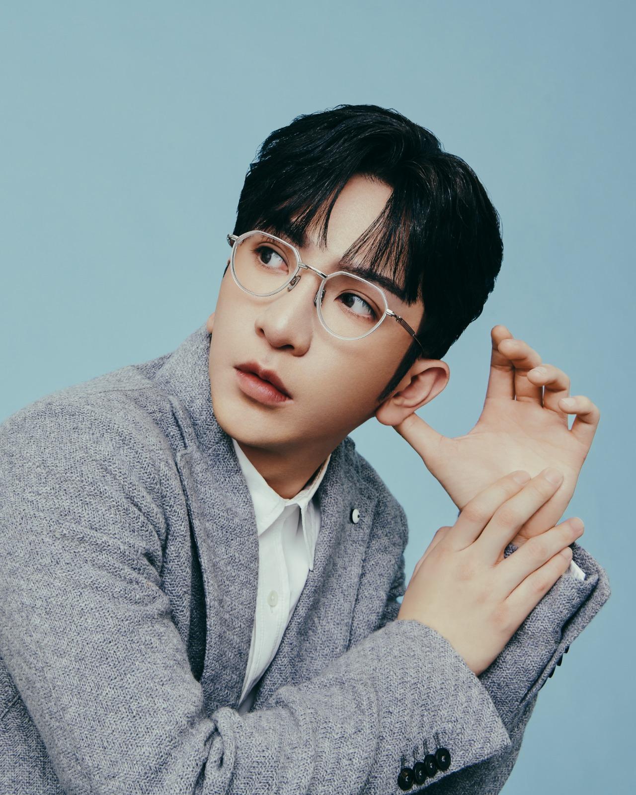 Anson Lo大讚眼鏡框造功細緻。