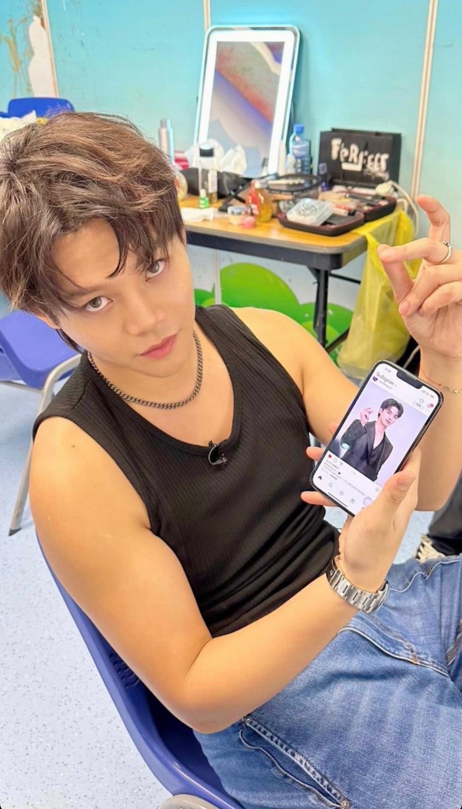 保錡被指曷「變奏版宋江」,昨日模仿對方擺甫拍照。