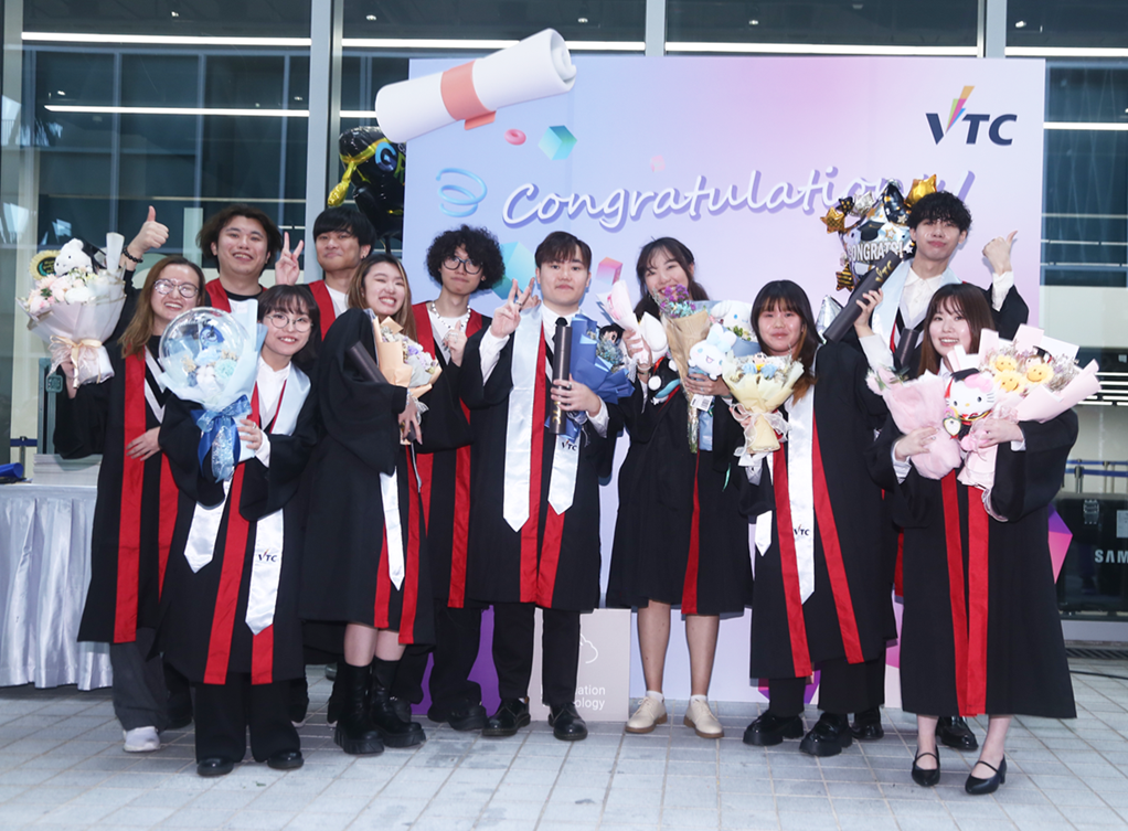 今屆VTC畢業典禮以實體及線上形式同步進行,畢業生和家長可到院校,或透過網上平台觀看畢業典禮,分享畢業的喜悅。