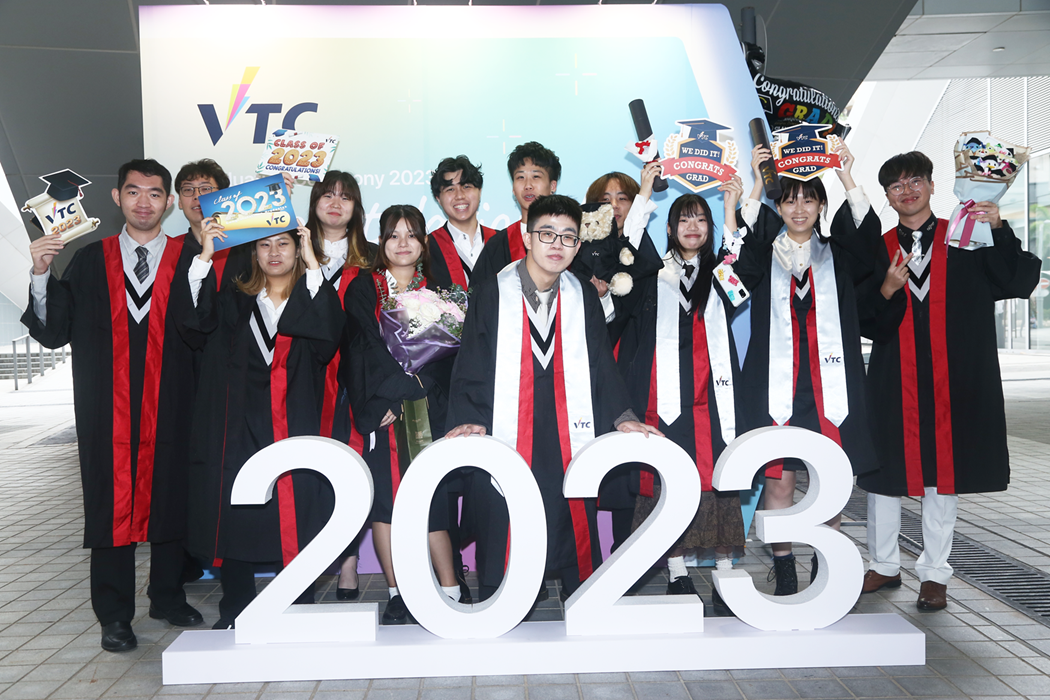 今屆VTC畢業典禮以實體及線上形式同步進行,畢業生和家長可到院校,或透過網上平台觀看畢業典禮,分享畢業的喜悅。