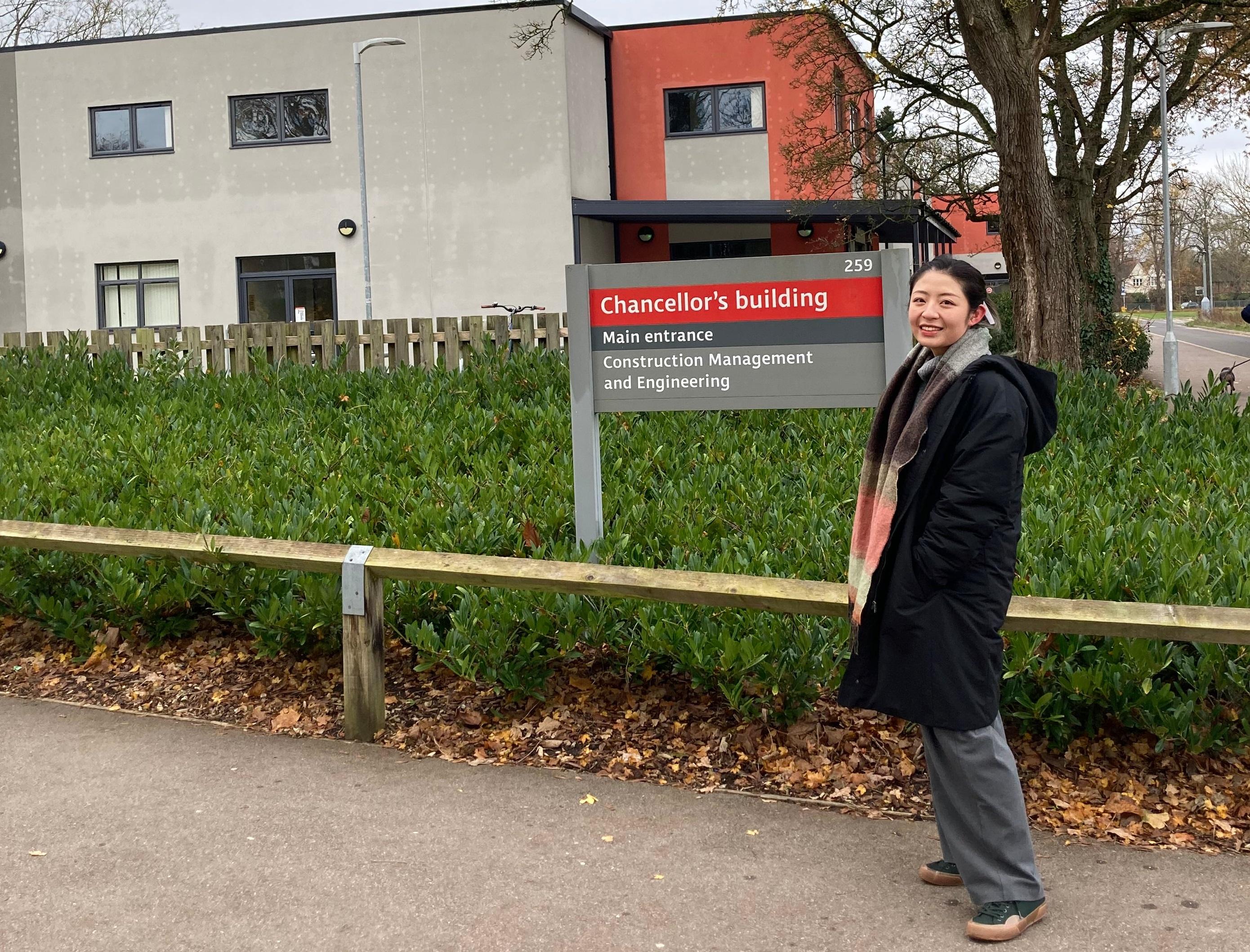 「伍達倫博士紀念傑出學生獎勵計劃」得主之一、IVE測量學高級文憑畢業生李嘉琪(圖十一,左)現已負笈英國雷丁大學(University of Reading)修讀工料測量學理學士,向成為專業測量師的理想邁進。