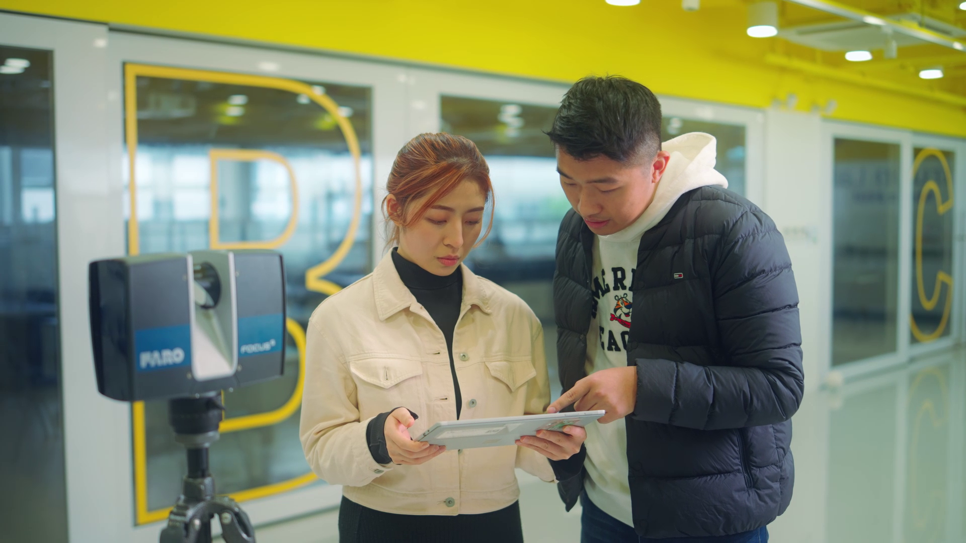 「伍達倫博士紀念傑出學生獎勵計劃」得主之一、IVE測量學高級文憑畢業生李嘉琪(圖十一,左)現已負笈英國雷丁大學(University of Reading)修讀工料測量學理學士,向成為專業測量師的理想邁進。