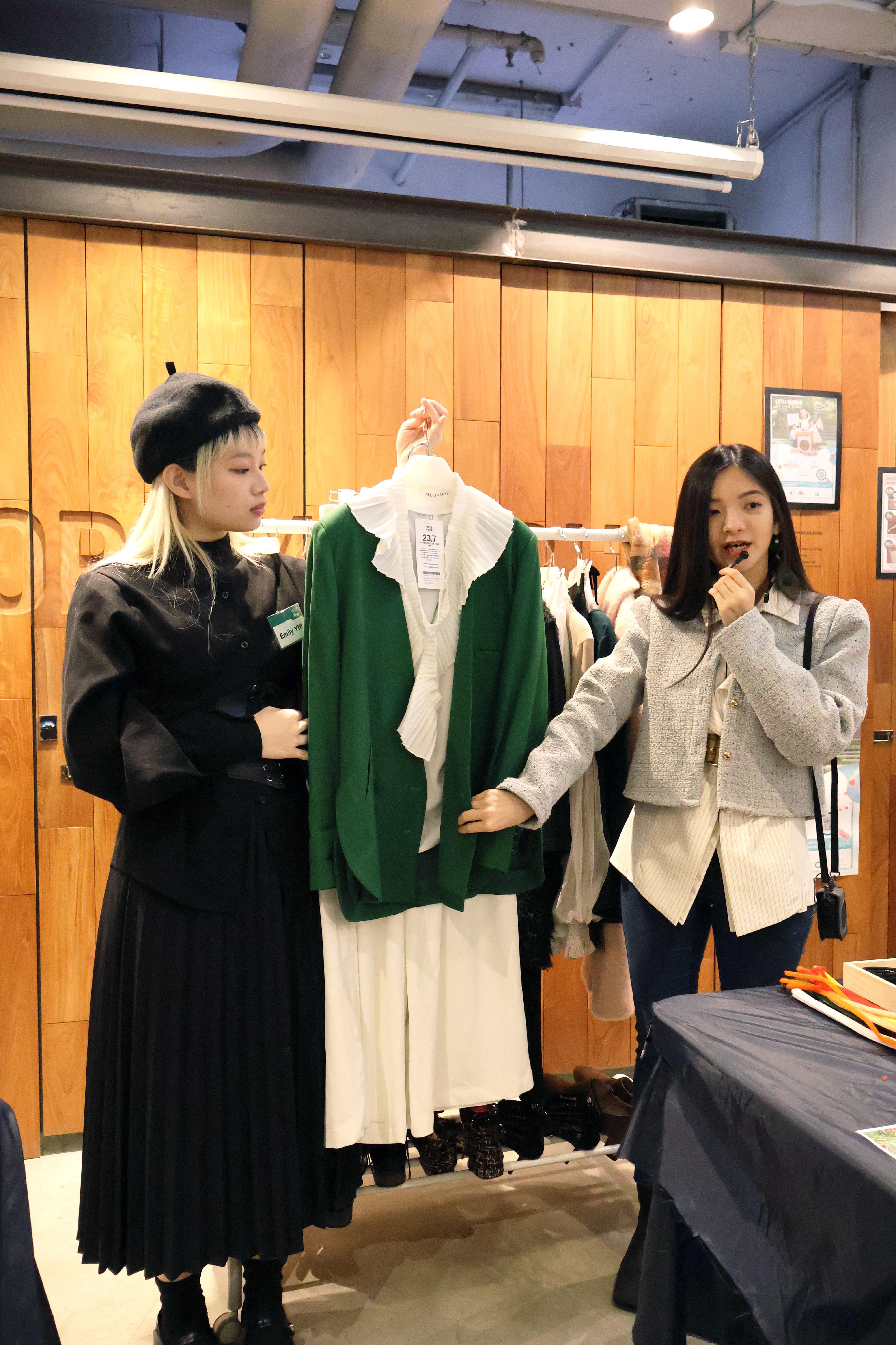 THEi時裝設計課程畢業生兼時裝達人KOL Rana(右)及學生Emily 於工作坊上示範善用家中衣物,配襯出具節日氣氛又時尚的造型。