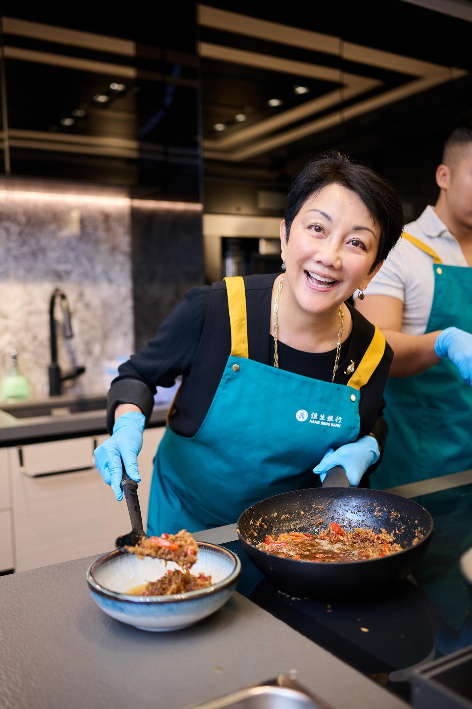 恒生為員工送上博愛堂招牌XO醬 延續90周年行慶的喜悅