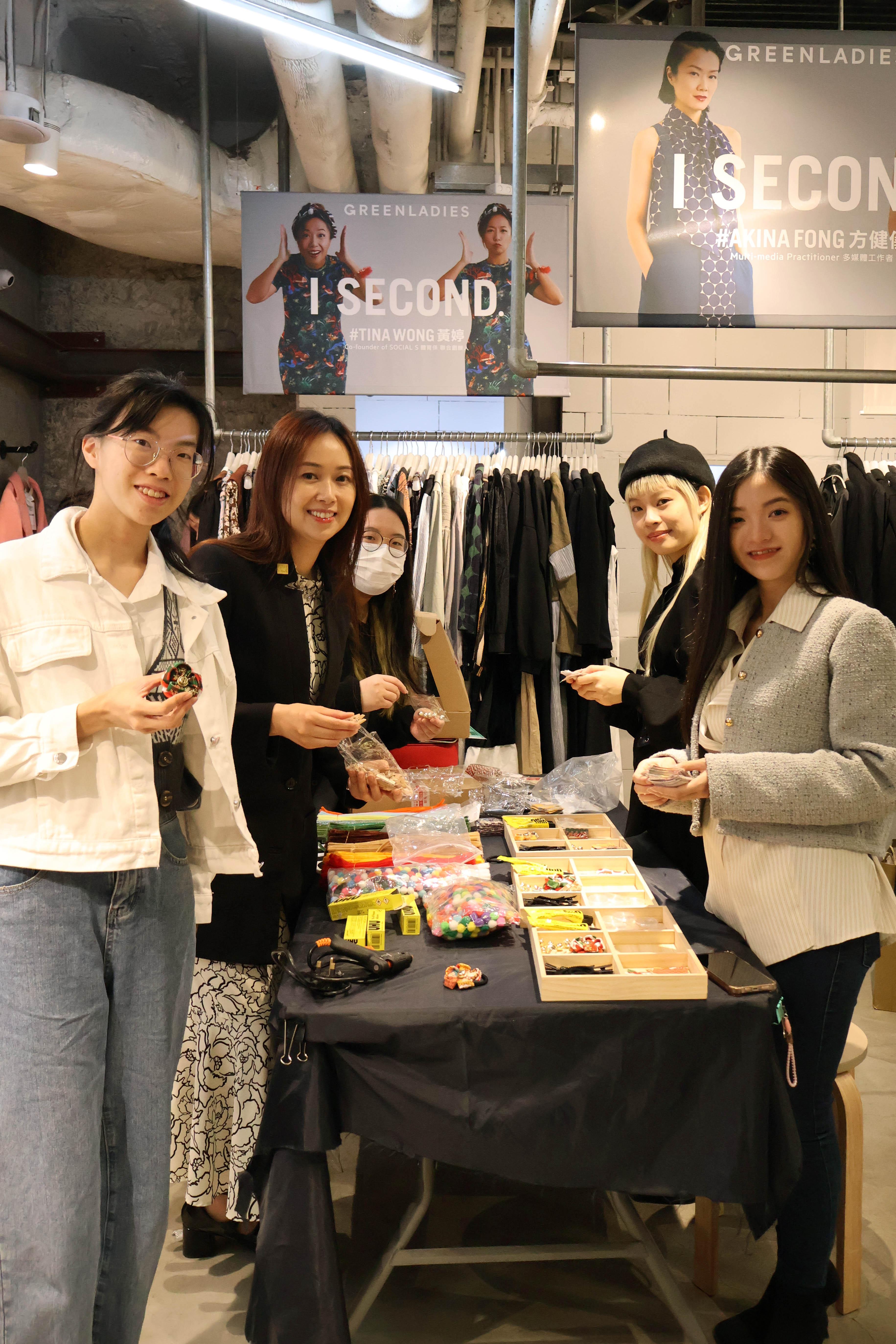 (左起)THEi時裝設計課程學生Sarah、助理教授張玲、學生Karen、學生Emily及畢業生Rana組成時尚團隊,分享穿搭技巧。