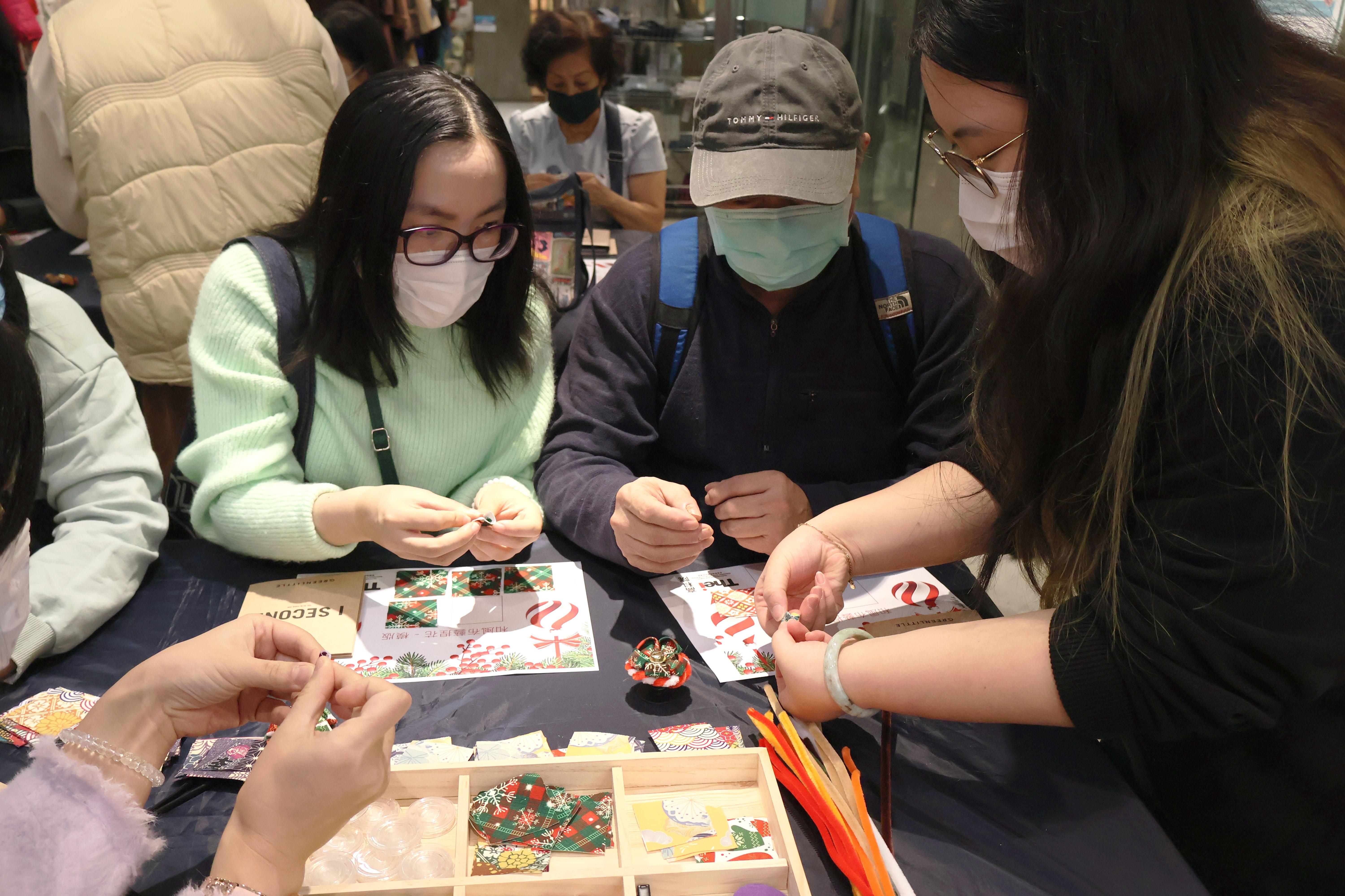 參加環保工作坊的朋友學習以舊衣物製作聖誕飾物,覺得簡單有趣,亦非常實用。