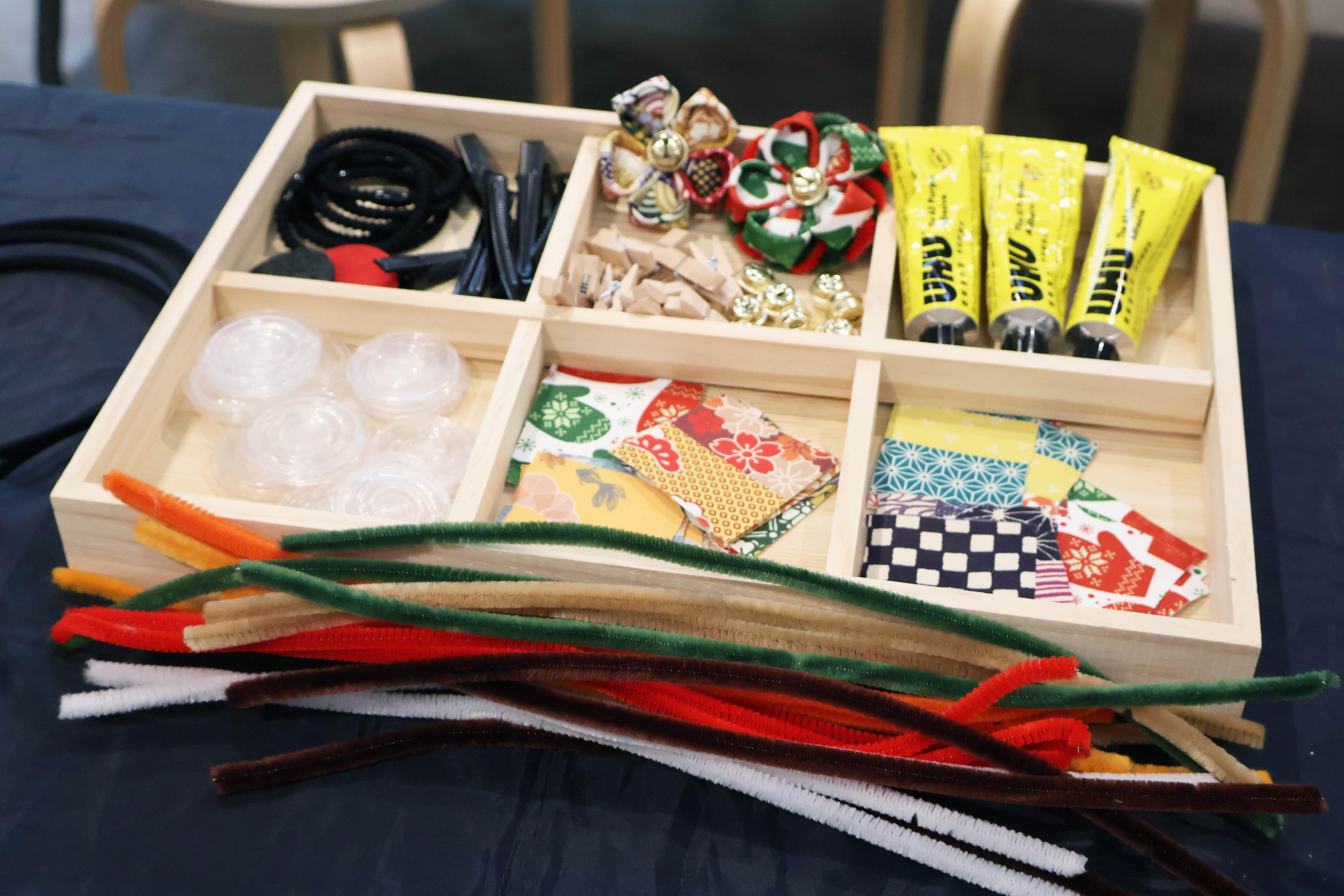 參加環保工作坊的朋友學習以舊衣物製作聖誕飾物,覺得簡單有趣,亦非常實用。