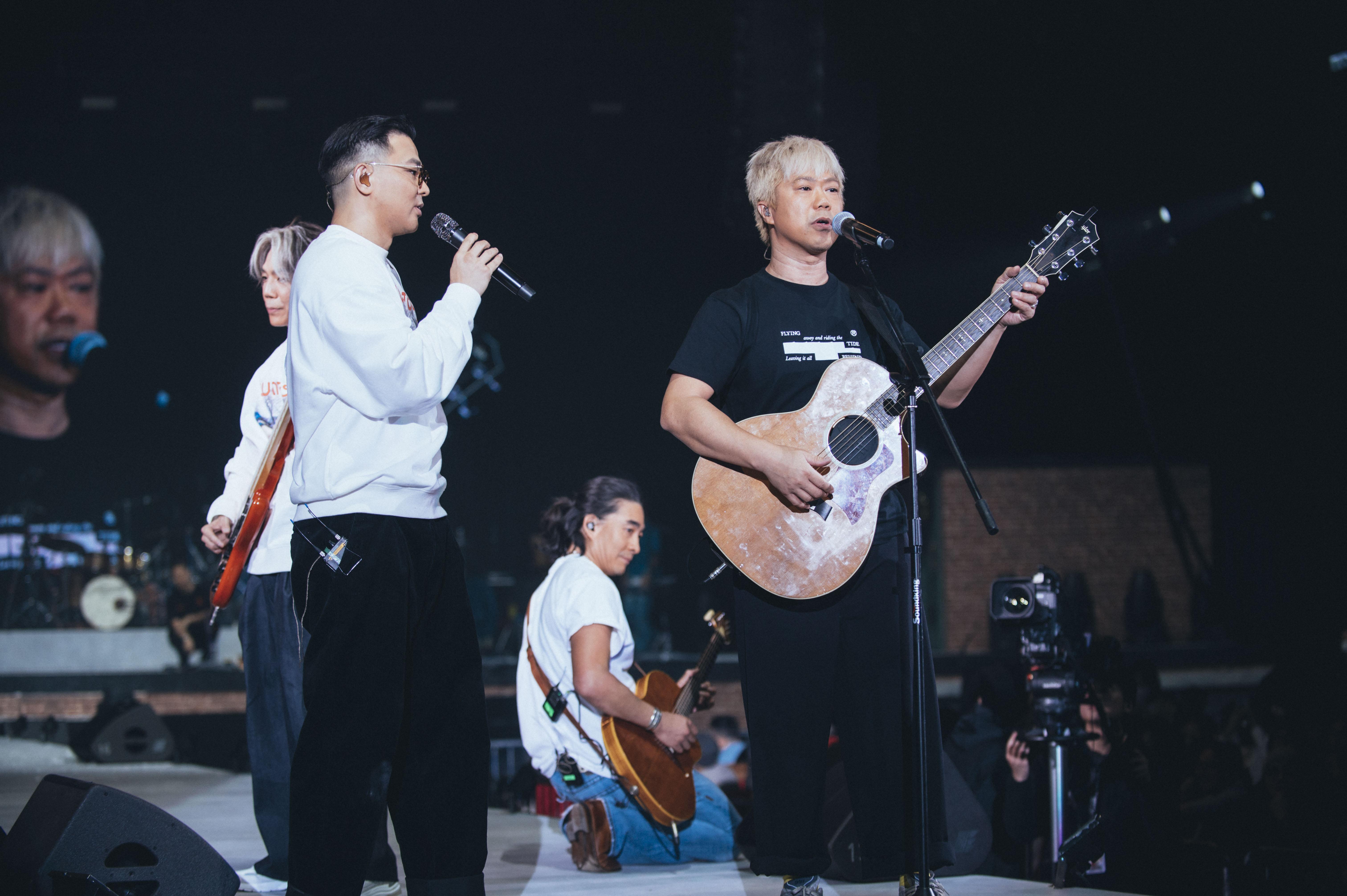 泥鯭在聖誕節當晚的《Juntos音樂會》上,罕有地大開金口,彈著結他與6號合唱。