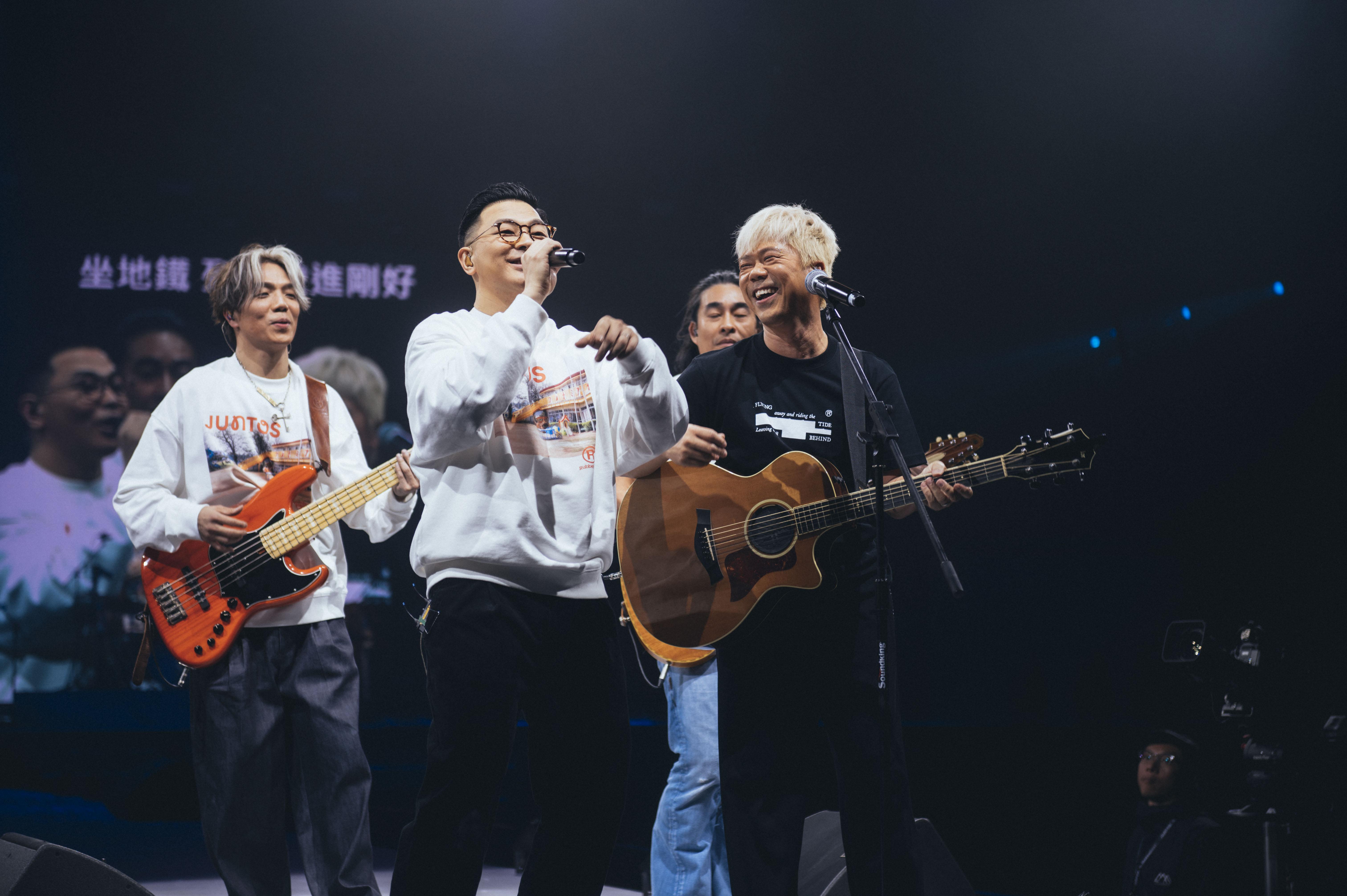 RubberBand四子在聖誕節當晚的《Juntos音樂會》上,齊齊走到T台前合唱。