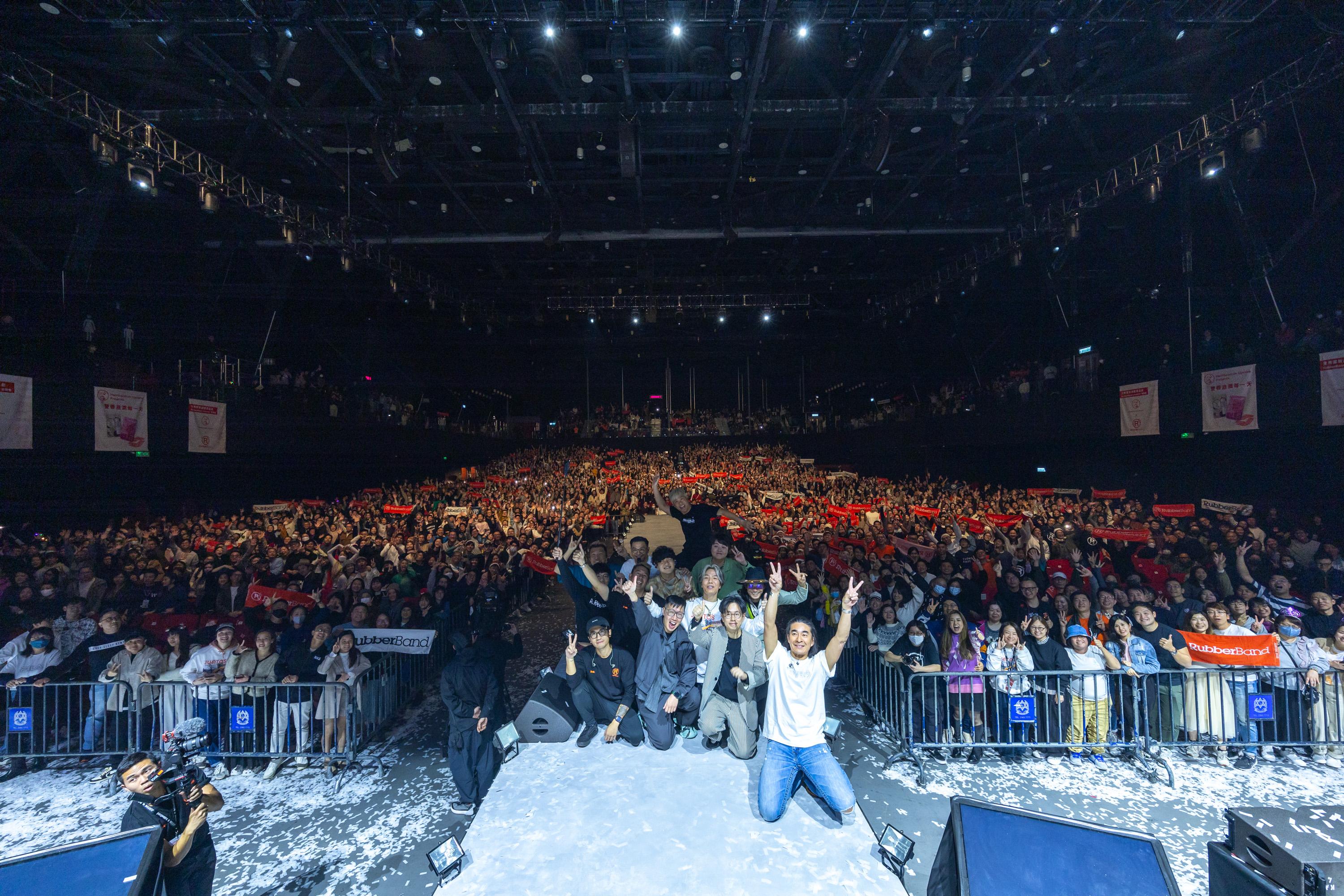 RubberBand在《Juntos音樂會》完場時與樂迷大合照。