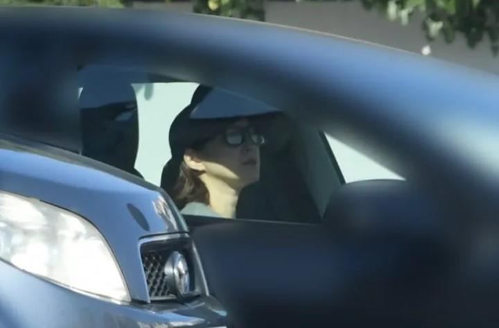 廣末戴上眼鏡外出,停工的她難掩星味。