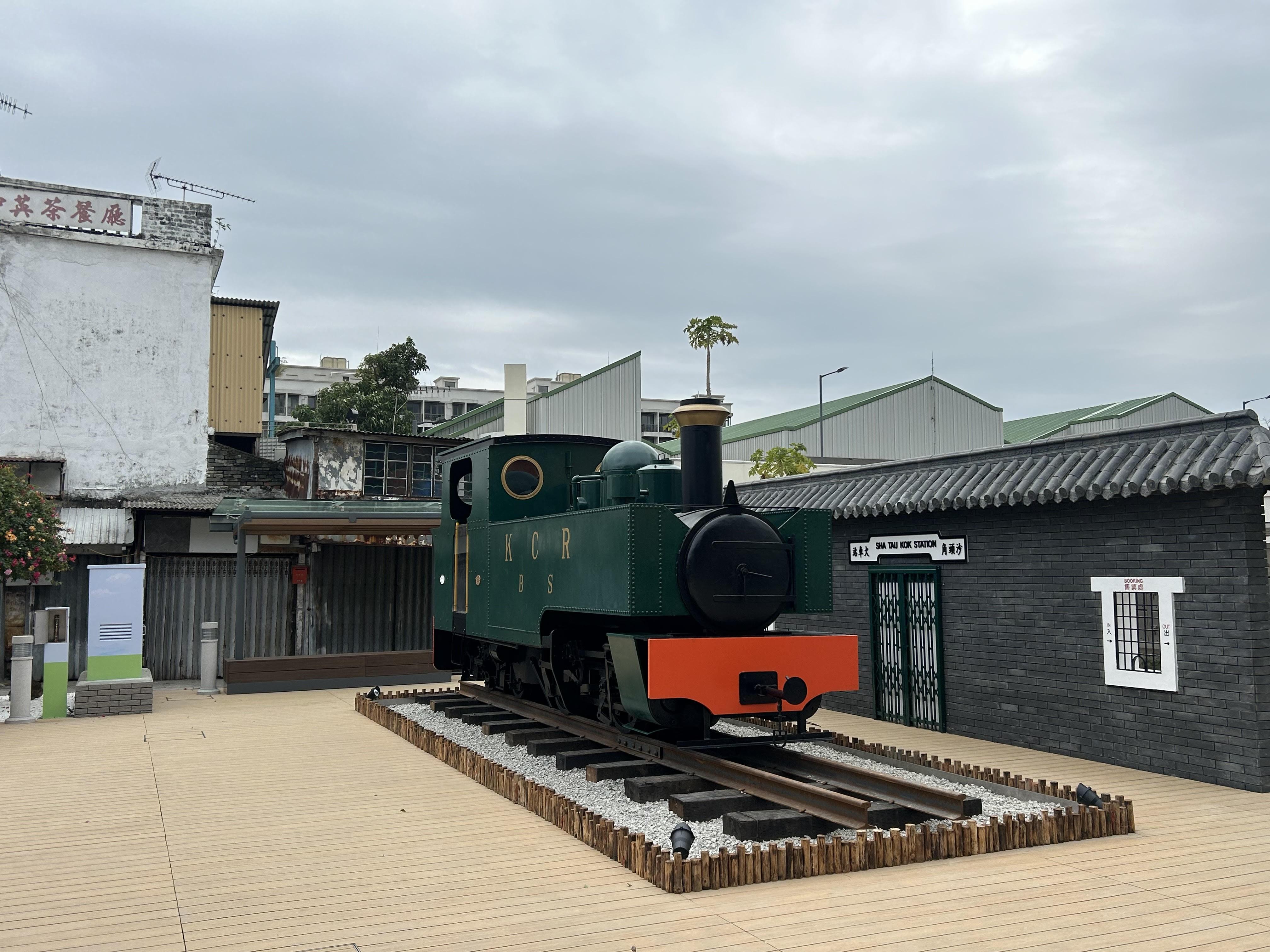 模仿香港舊式火車站和1:1的火車頭。(朱慧恩攝)