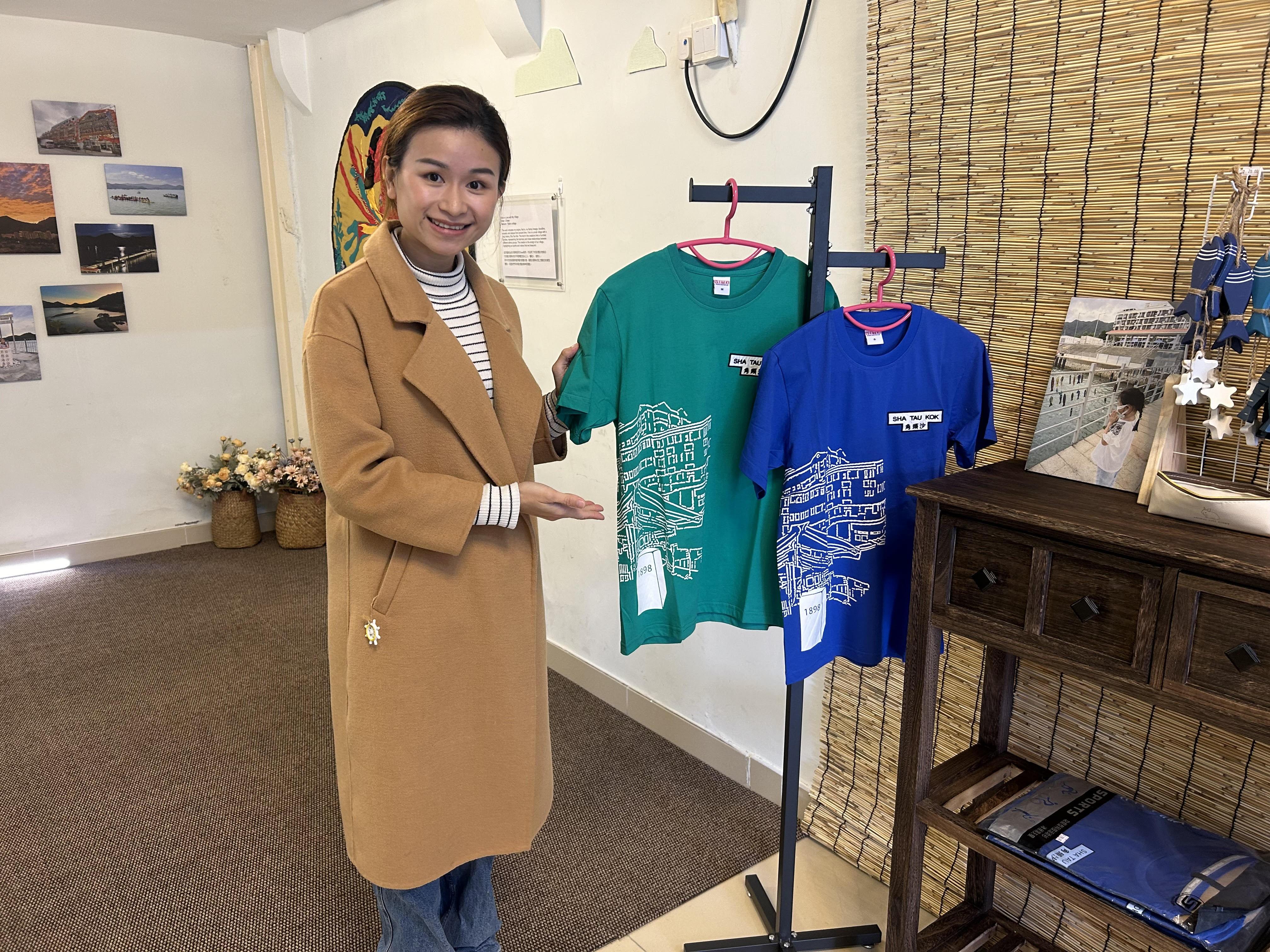 紀念品店負責人蘇小姐。(朱慧恩攝)