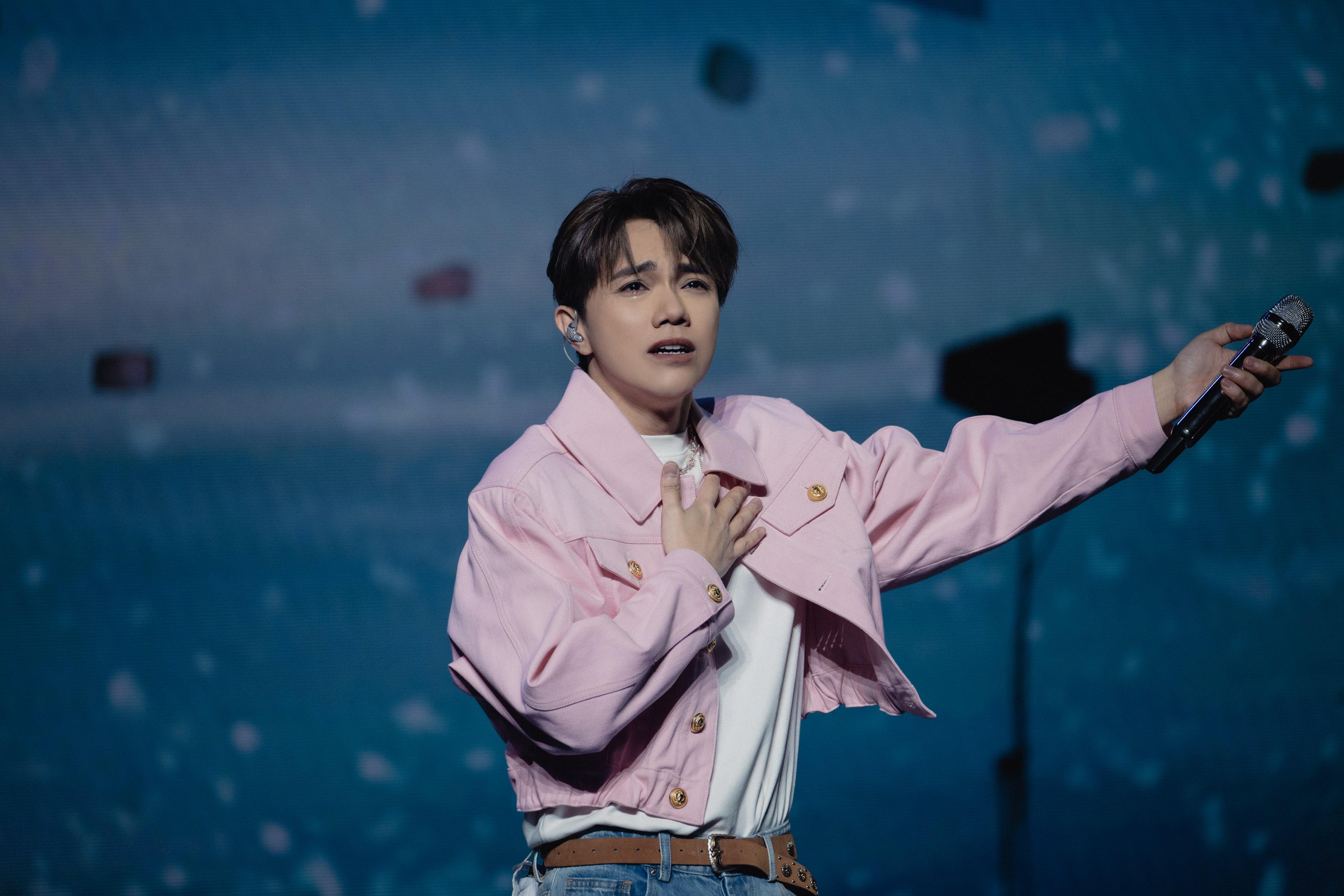 張敬軒為母親獻唱《青春常駐》時,一度泣不成聲。