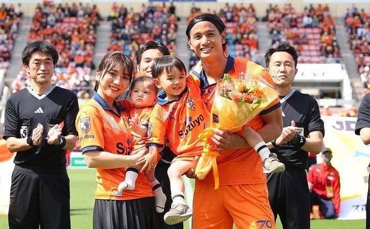 高橋祐治與太太高城亞樹。(高橋祐治IG)