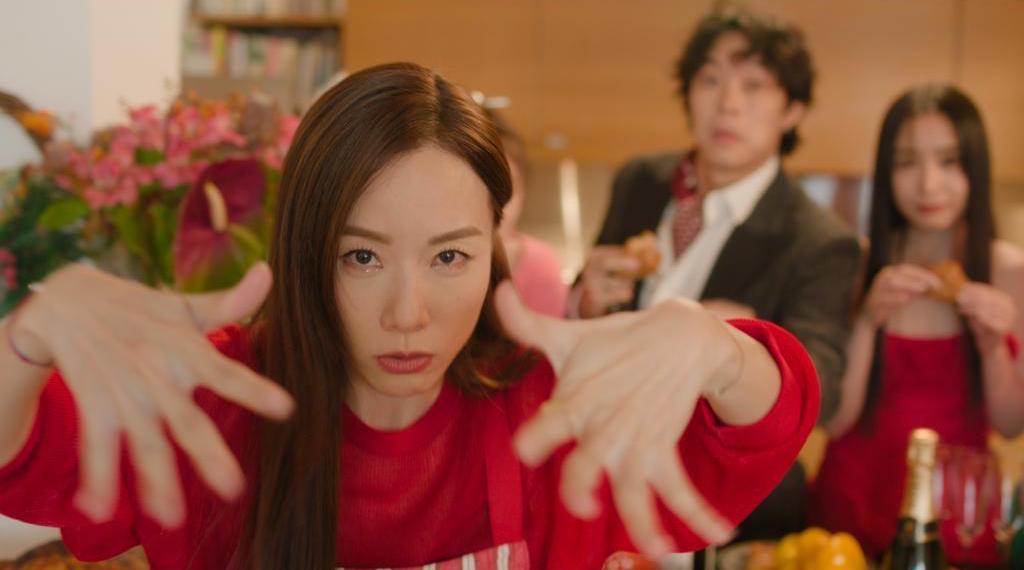 鄧麗欣參演《聖誕 Present Tense!》MV。