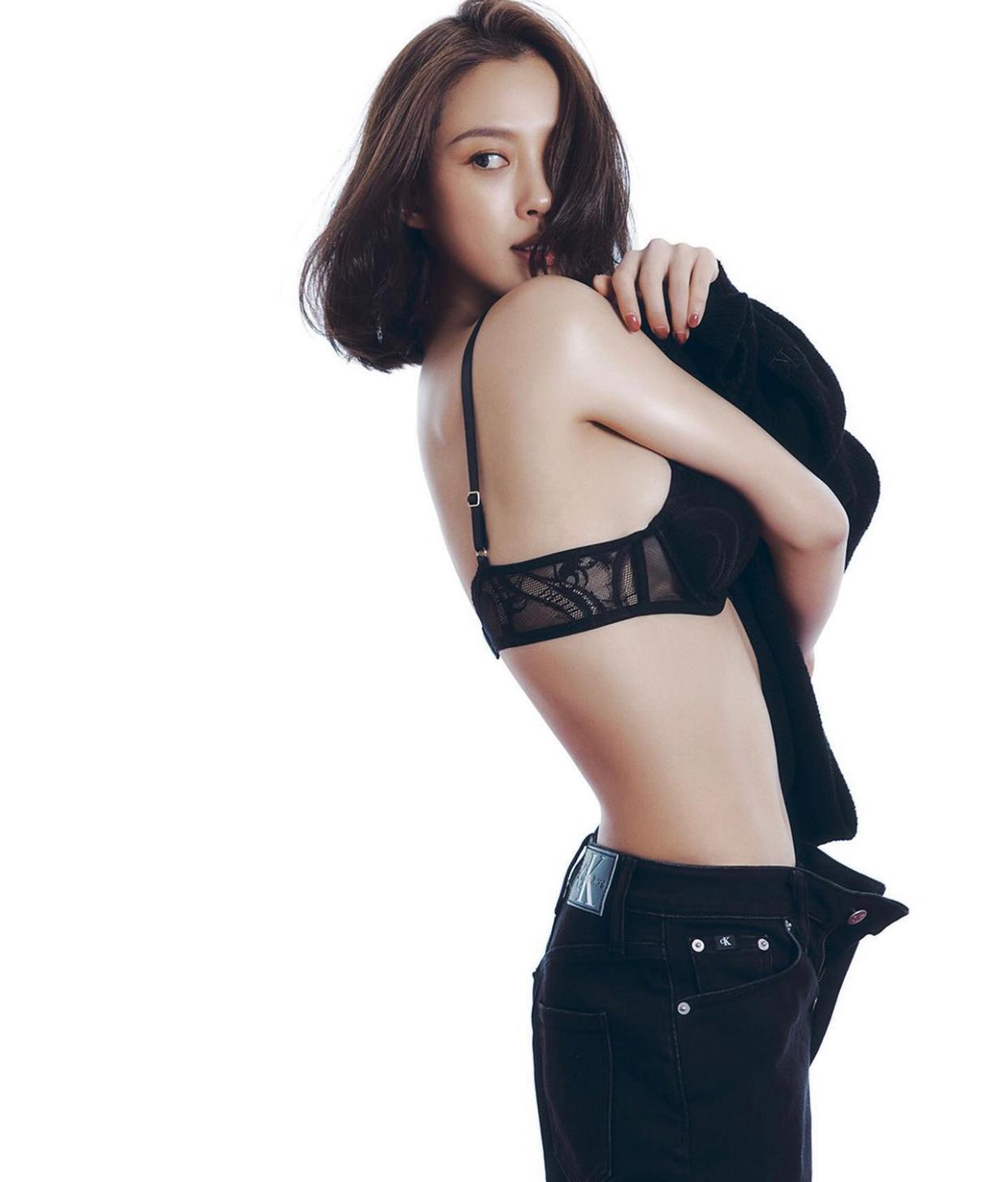 高旻示拍攝內衣寫真,十分性感。