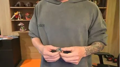 Toyz道砸爛冠軍戒指。(圖/翻攝Toyz YouTube)