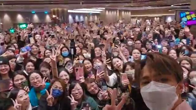 寵粉到爆的軒仔每晚show後都會走到場外跟見見fans。